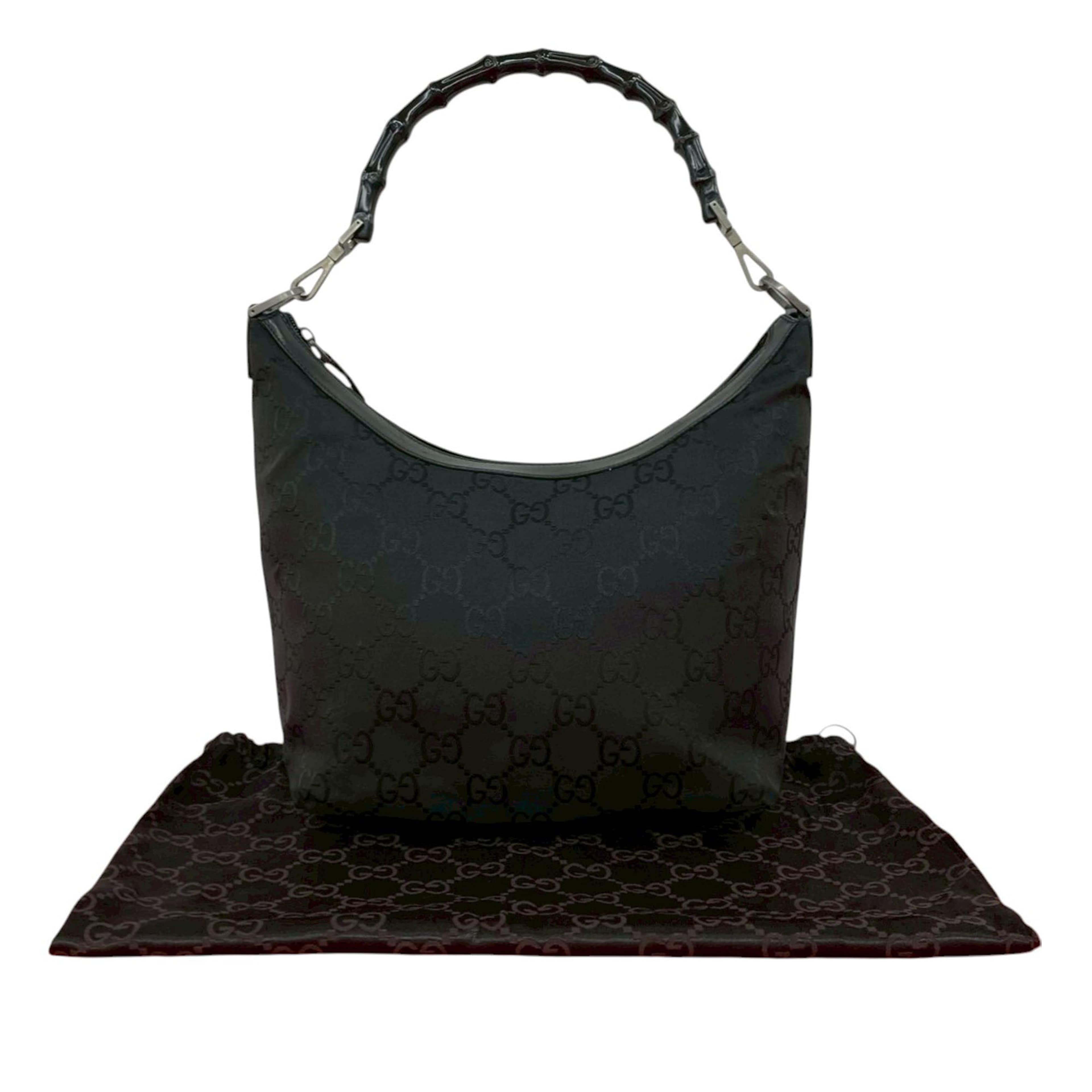 Gucci Gg Nylon Bamboo Shoulder Bag, från Luxclusif, i färgen svart. Klicka för att öppna bilden i stort format