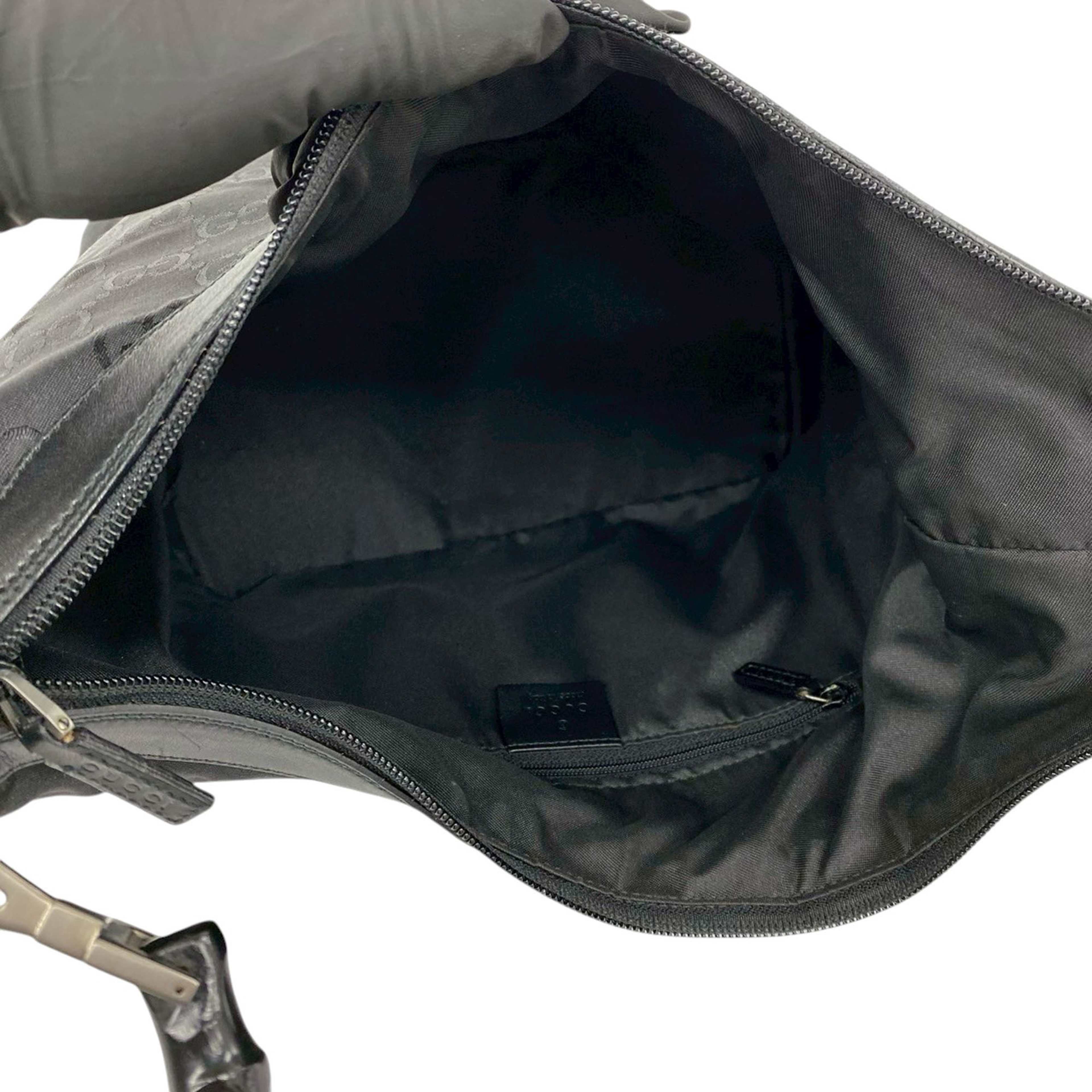 Gucci Gg Nylon Bamboo Shoulder Bag, från Luxclusif, i färgen svart. Klicka för att öppna bilden i stort format