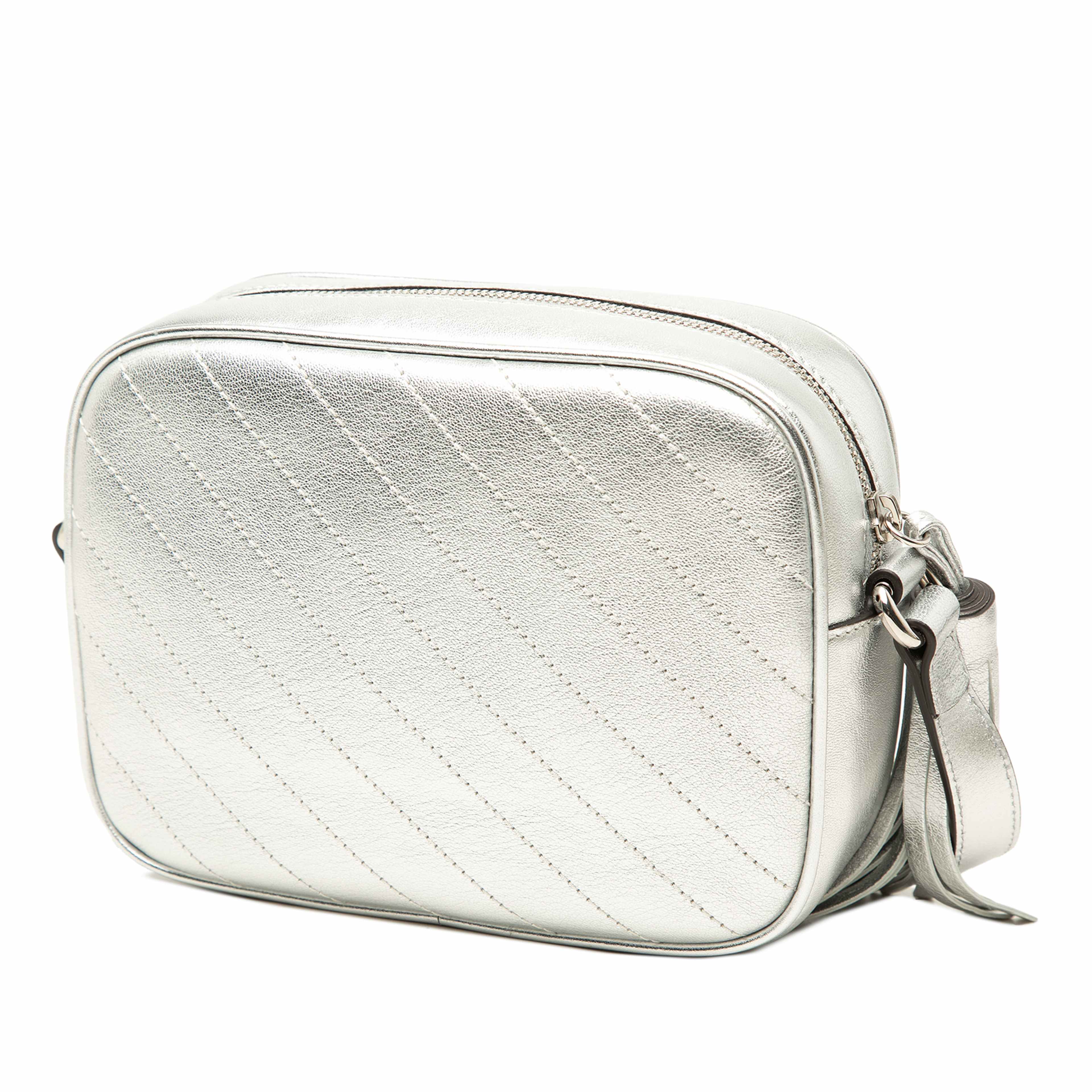 Gucci Small Metallic Calfskin Blondie Crossbody, från Luxclusif, i färgen silver. Klicka för att öppna bilden i stort format