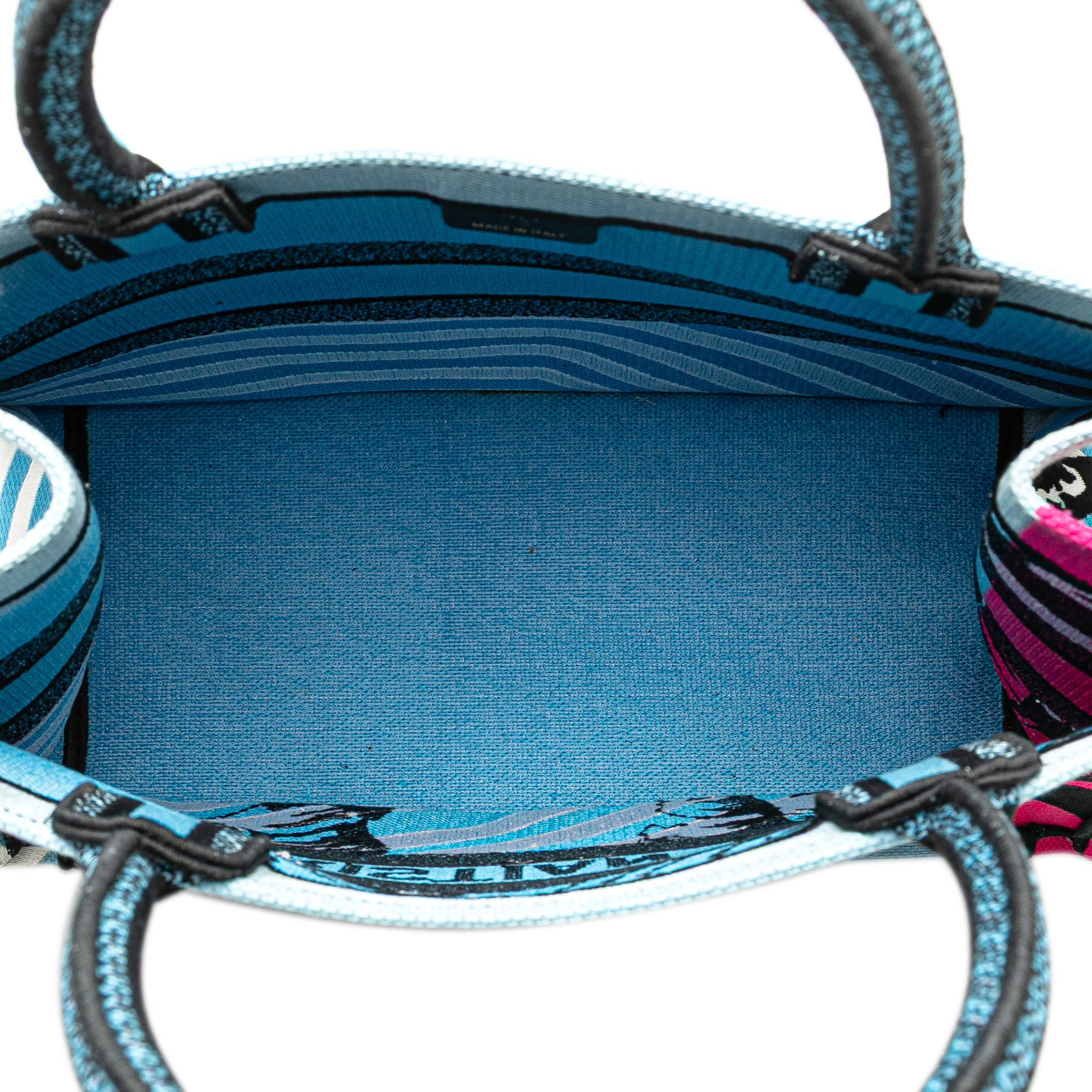 Dior Medium Embroidered Canvas Zebra D Jungle Pop Book Tote, från Luxclusif, i färgen light blue. Klicka för att öppna bilden i stort format