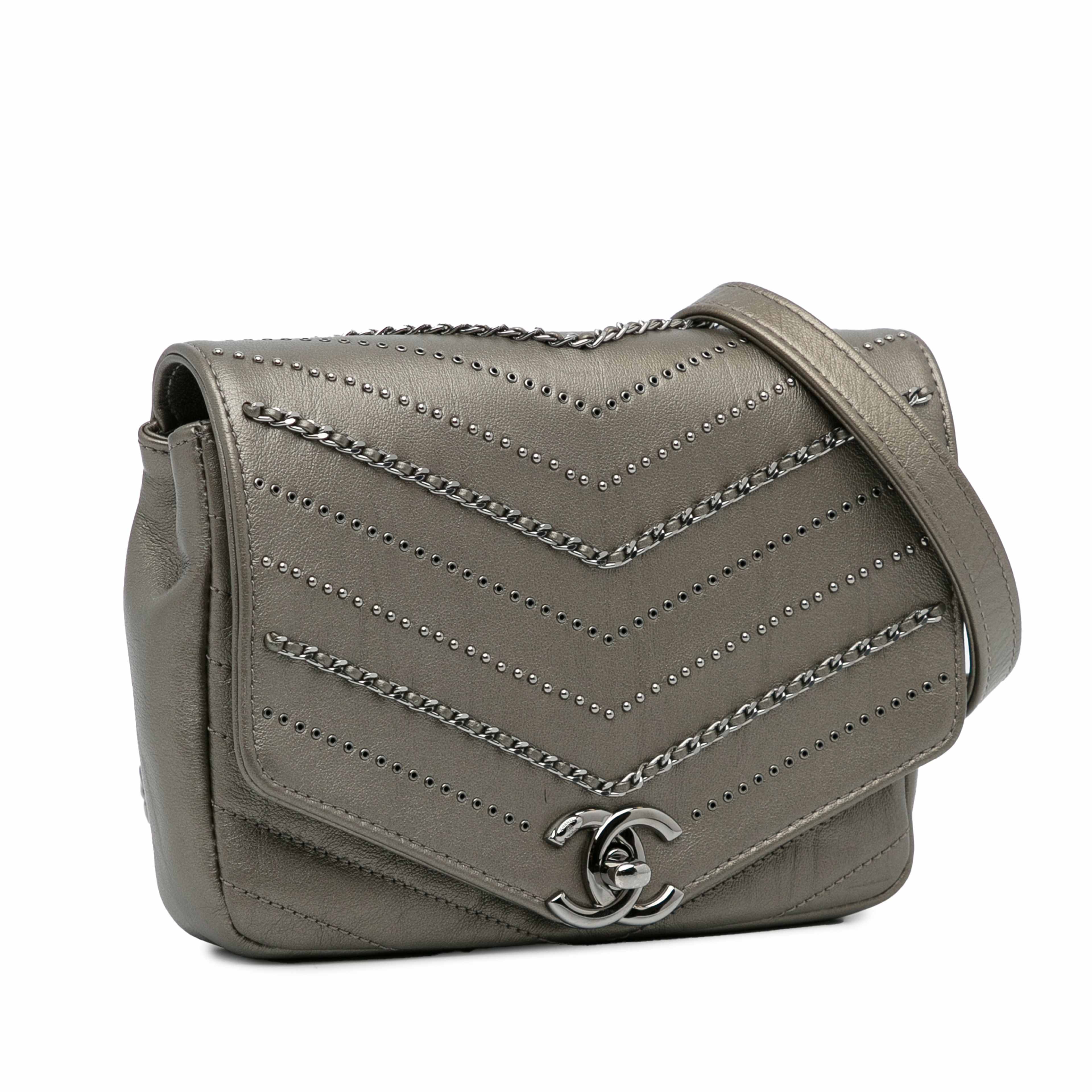Chanel Mini Embellished Calfskin Chevron Square Envelop Flap, från Luxclusif, i färgen gray. Klicka för att öppna bilden i stort format