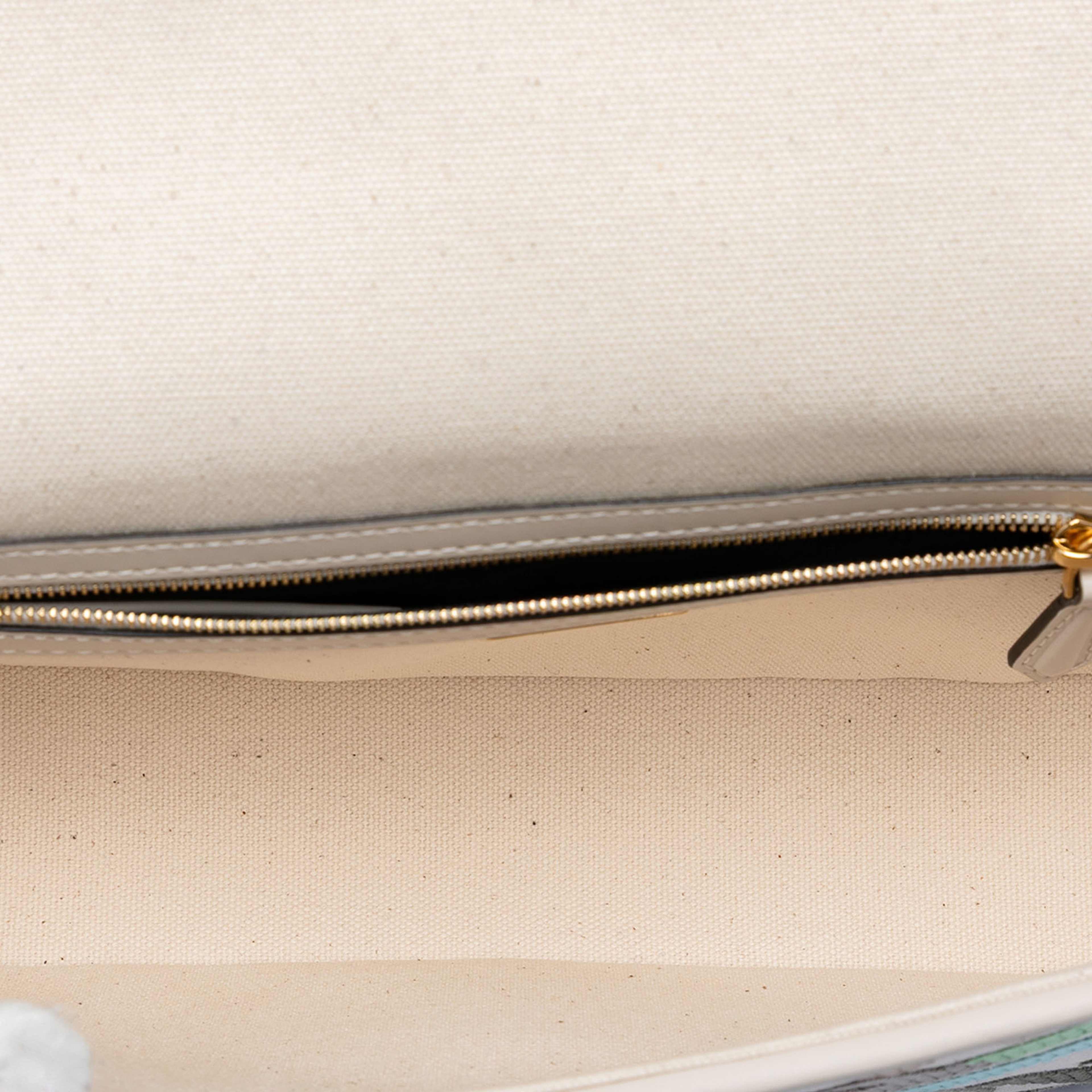 Fendi Zucca Embroidered Canvas Baguette Satchel, från Luxclusif, i färgen white. Klicka för att öppna bilden i stort format