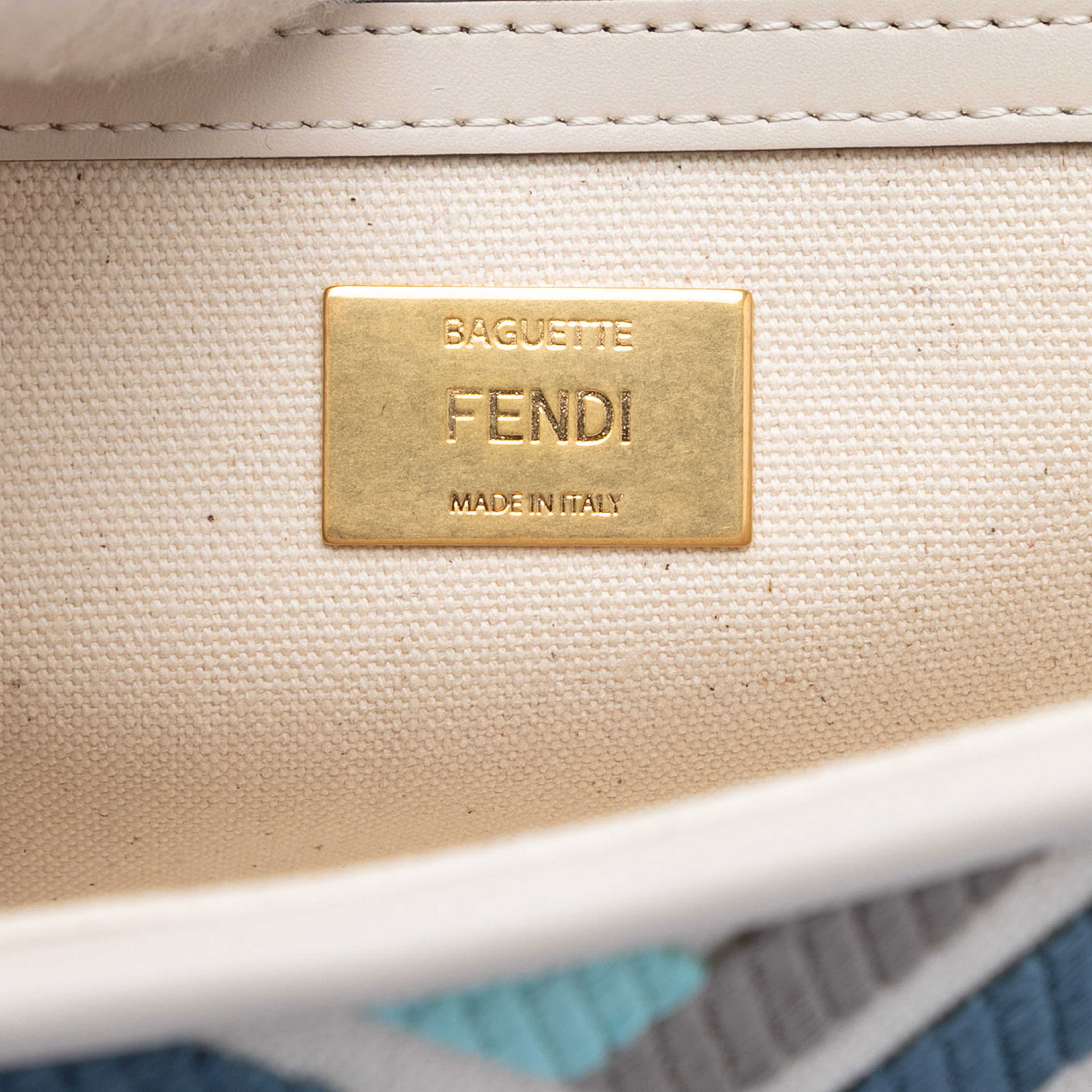 Fendi Zucca Embroidered Canvas Baguette Satchel, från Luxclusif, i färgen white. Klicka för att öppna bilden i stort format