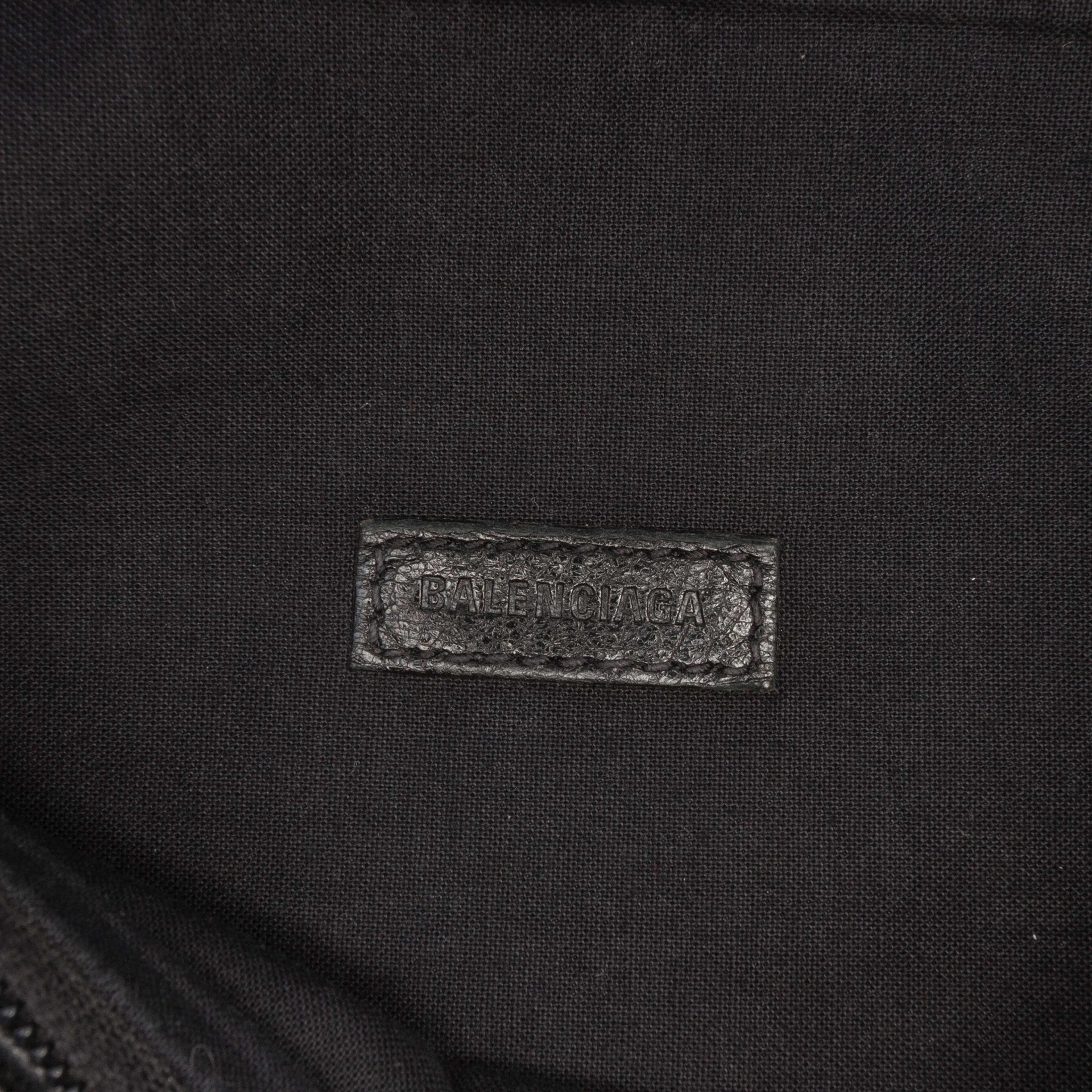 Balenciaga Leather Explorer Belt Bag, från Luxclusif, i färgen black. Klicka för att öppna bilden i stort format