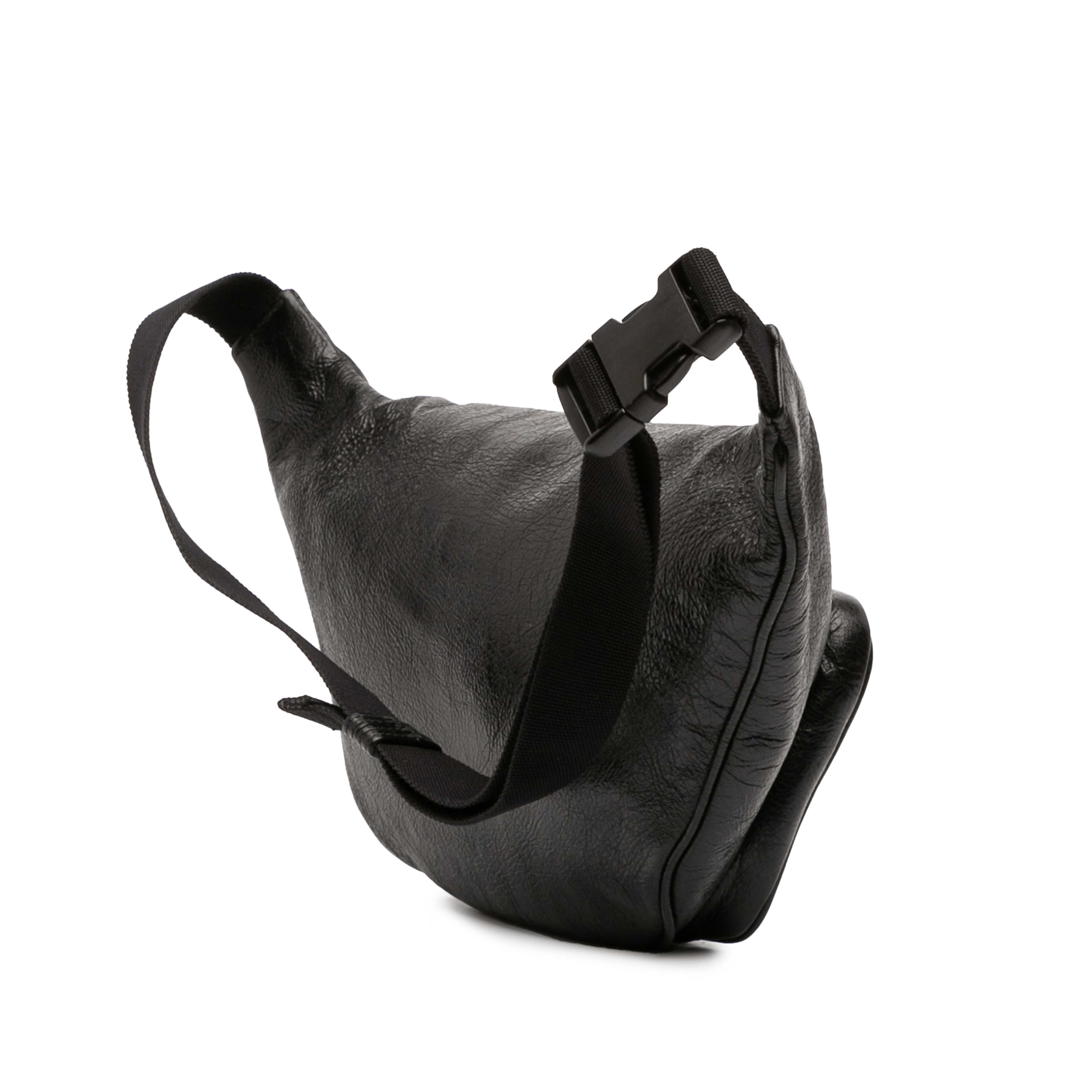 Balenciaga Leather Explorer Belt Bag, från Luxclusif, i färgen black. Klicka för att öppna bilden i stort format