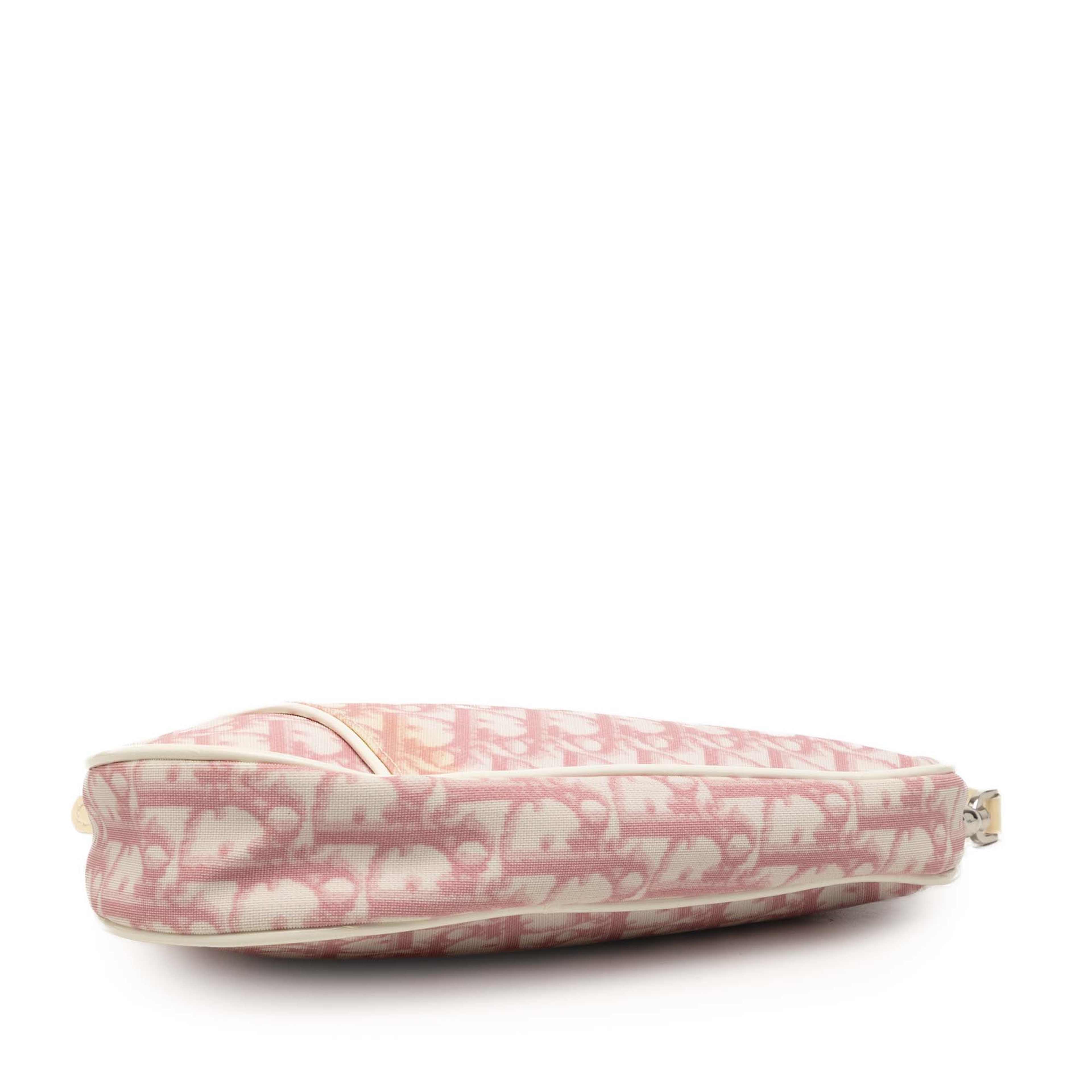 Dior Mini Diorissimo Coated Canvas Saddle Pochette, från Luxclusif, i färgen pink. Klicka för att öppna bilden i stort format