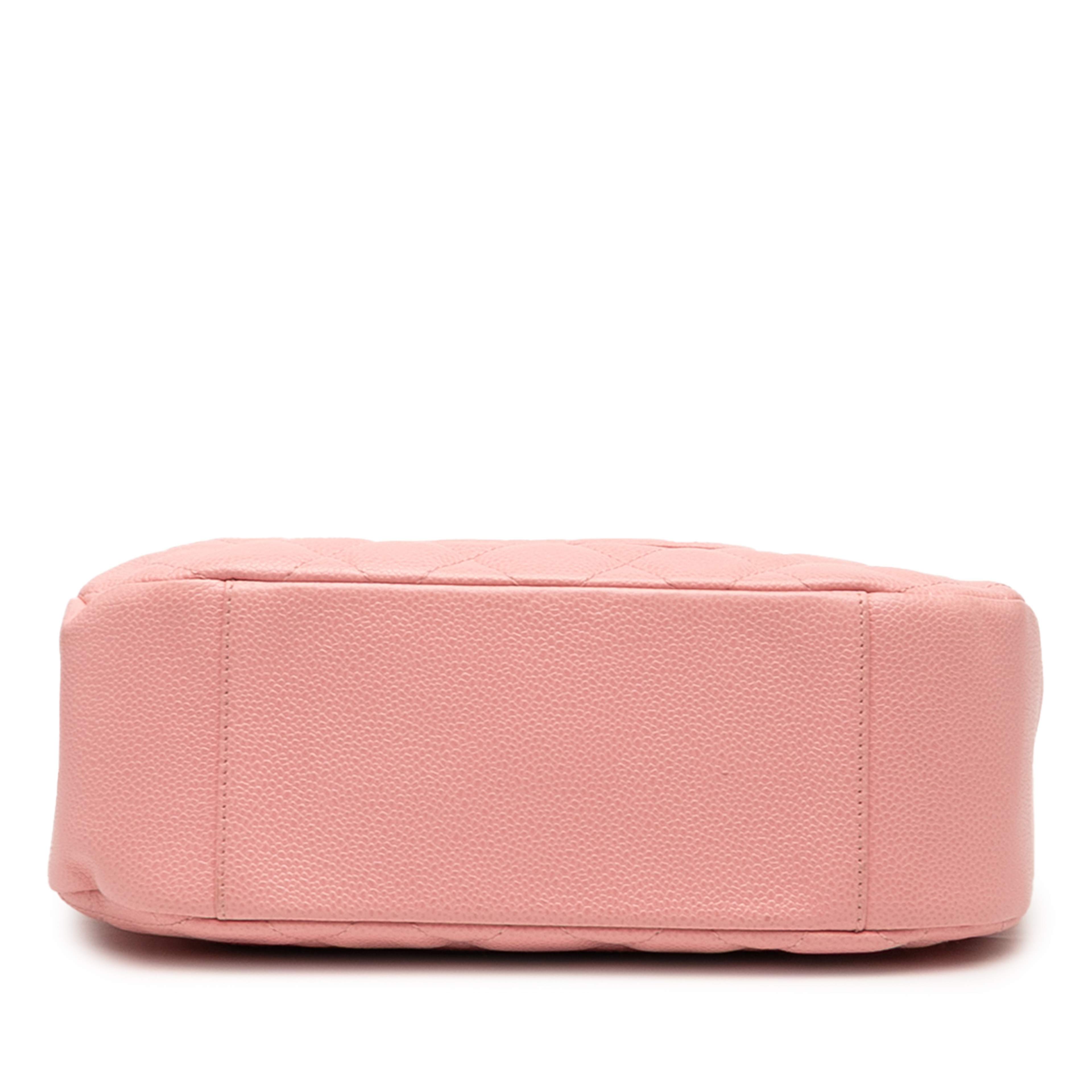 Chanel Quilted Caviar Timeless Shoulder Bag, från Luxclusif, i färgen pink. Klicka för att öppna bilden i stort format