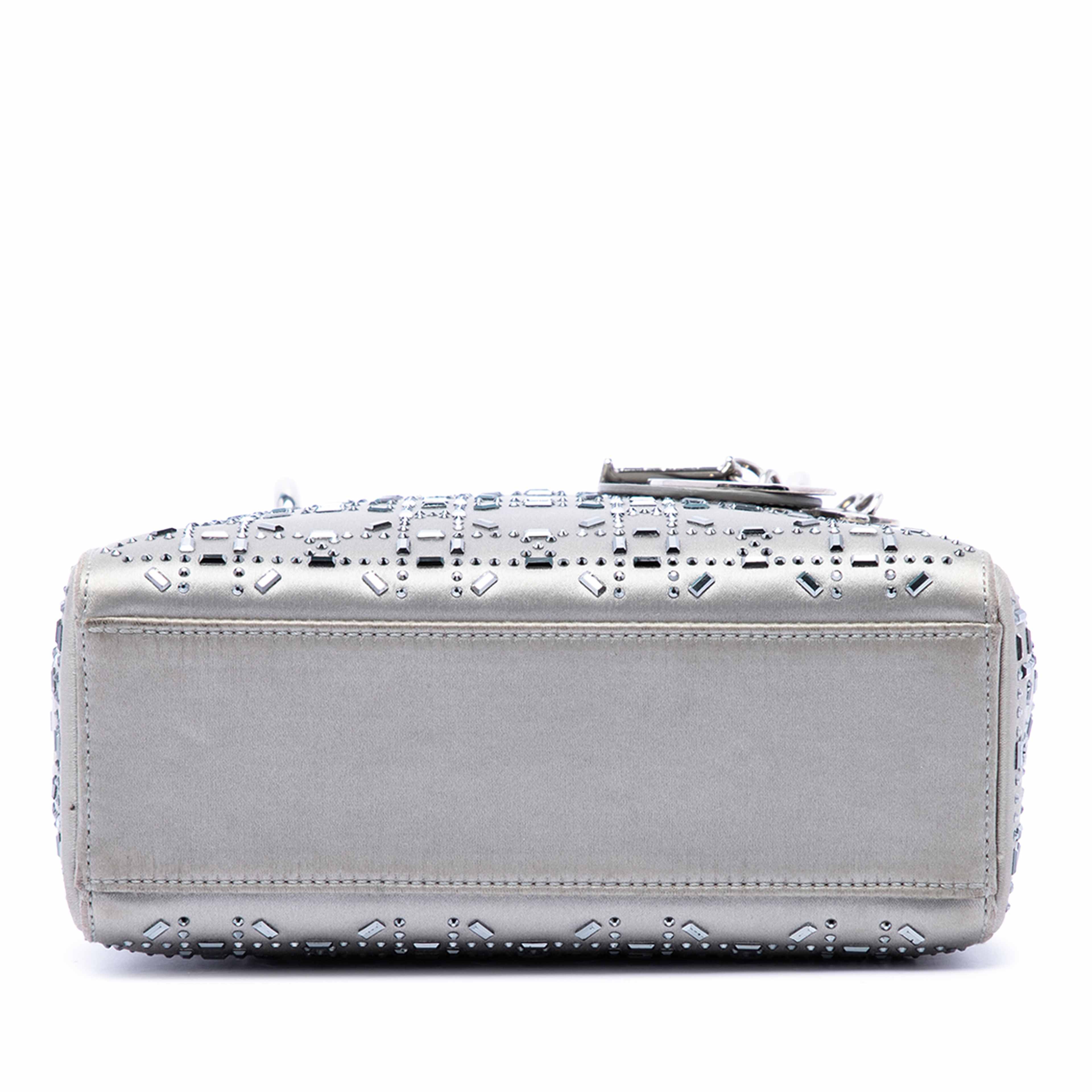 Dior Mini Satin Cannage Crystal Embellished Lady Dior, från Luxclusif, i färgen grå. Klicka för att öppna bilden i stort format
