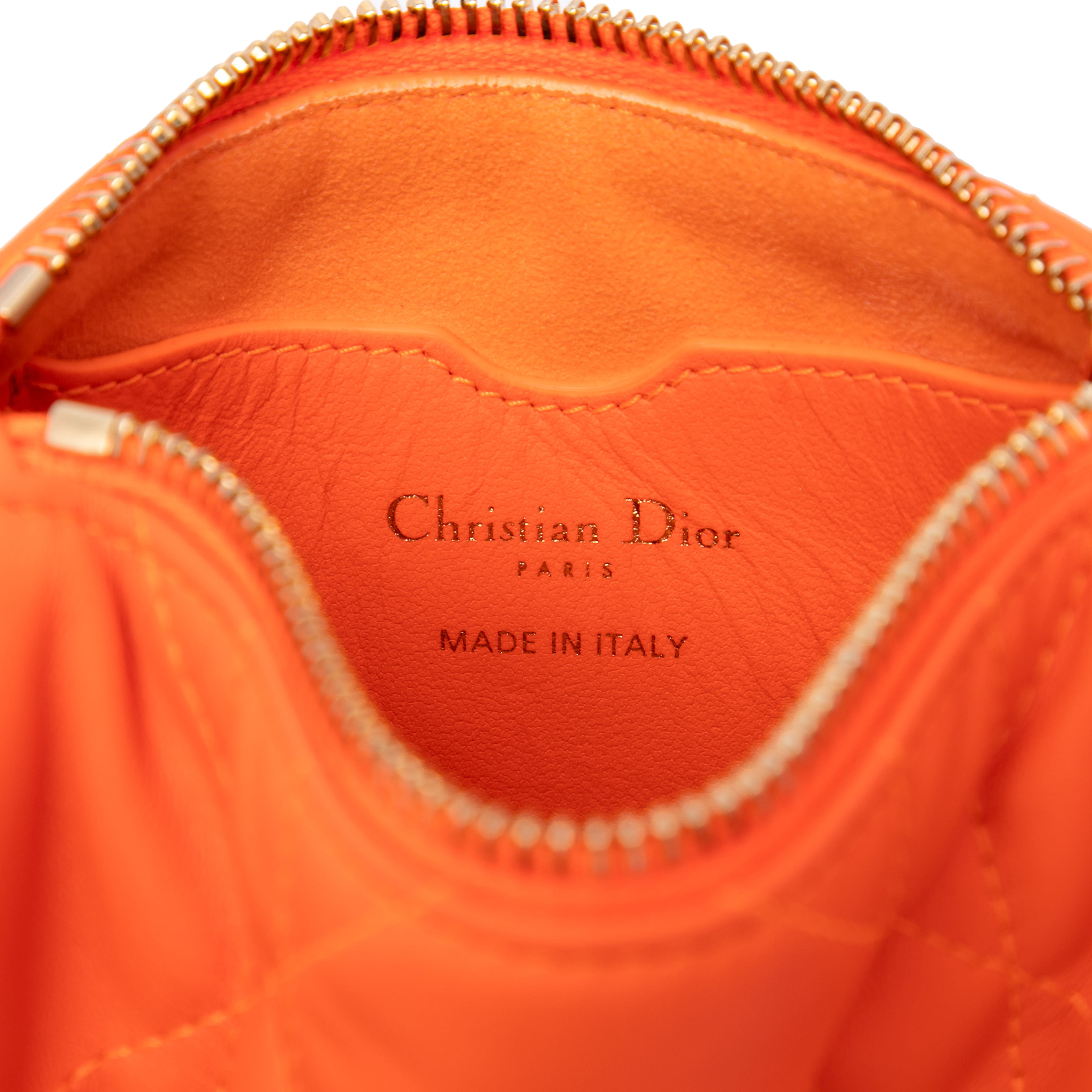 Dior Micro Lambskin Cannage Dior Vibe Hobo, från Luxclusif, i färgen orange. Klicka för att öppna bilden i stort format