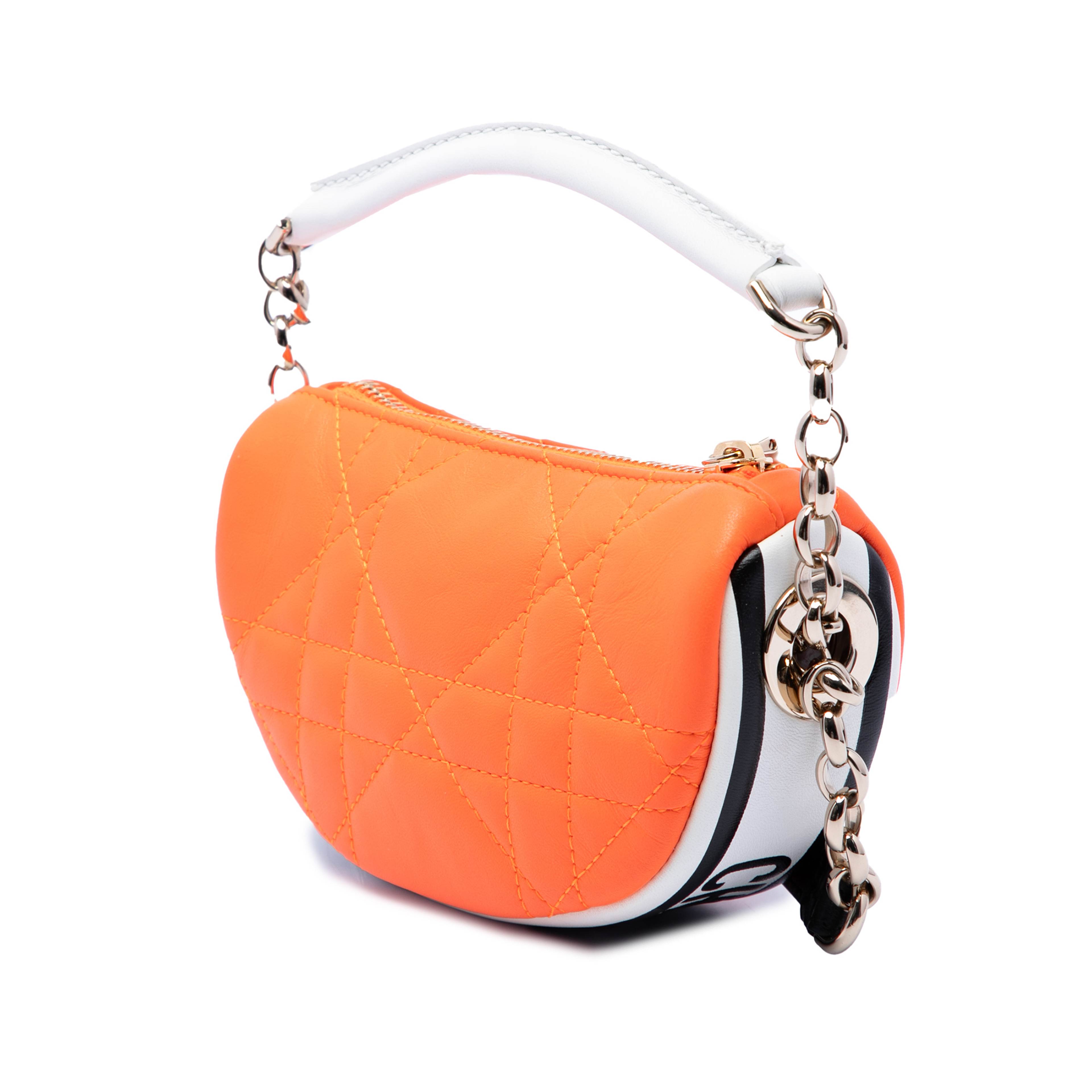 Dior Micro Lambskin Cannage Dior Vibe Hobo, från Luxclusif, i färgen orange. Klicka för att öppna bilden i stort format