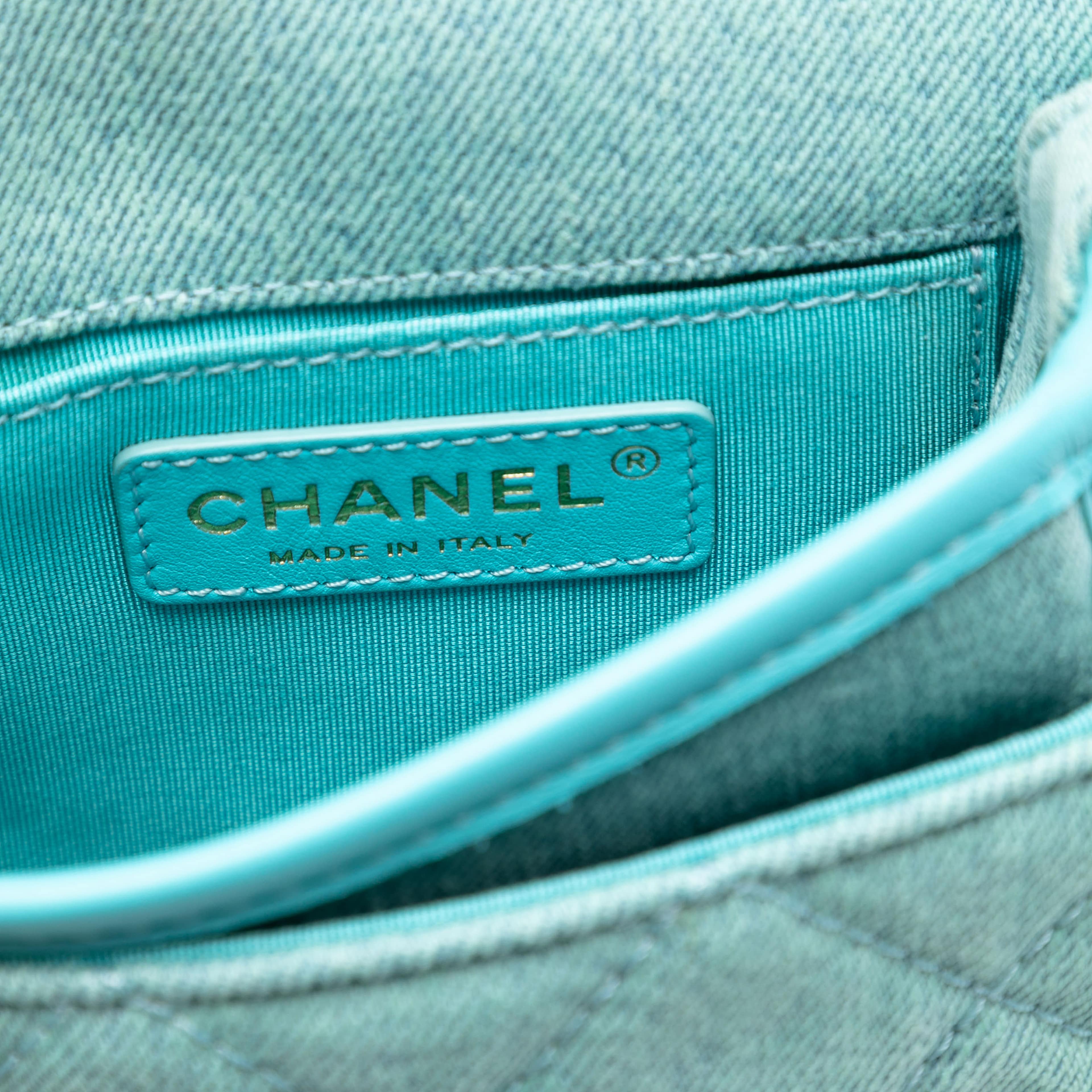 Chanel Mini Cc Quilted Denim Crossbody, från Luxclusif, i färgen turquoise. Klicka för att öppna bilden i stort format