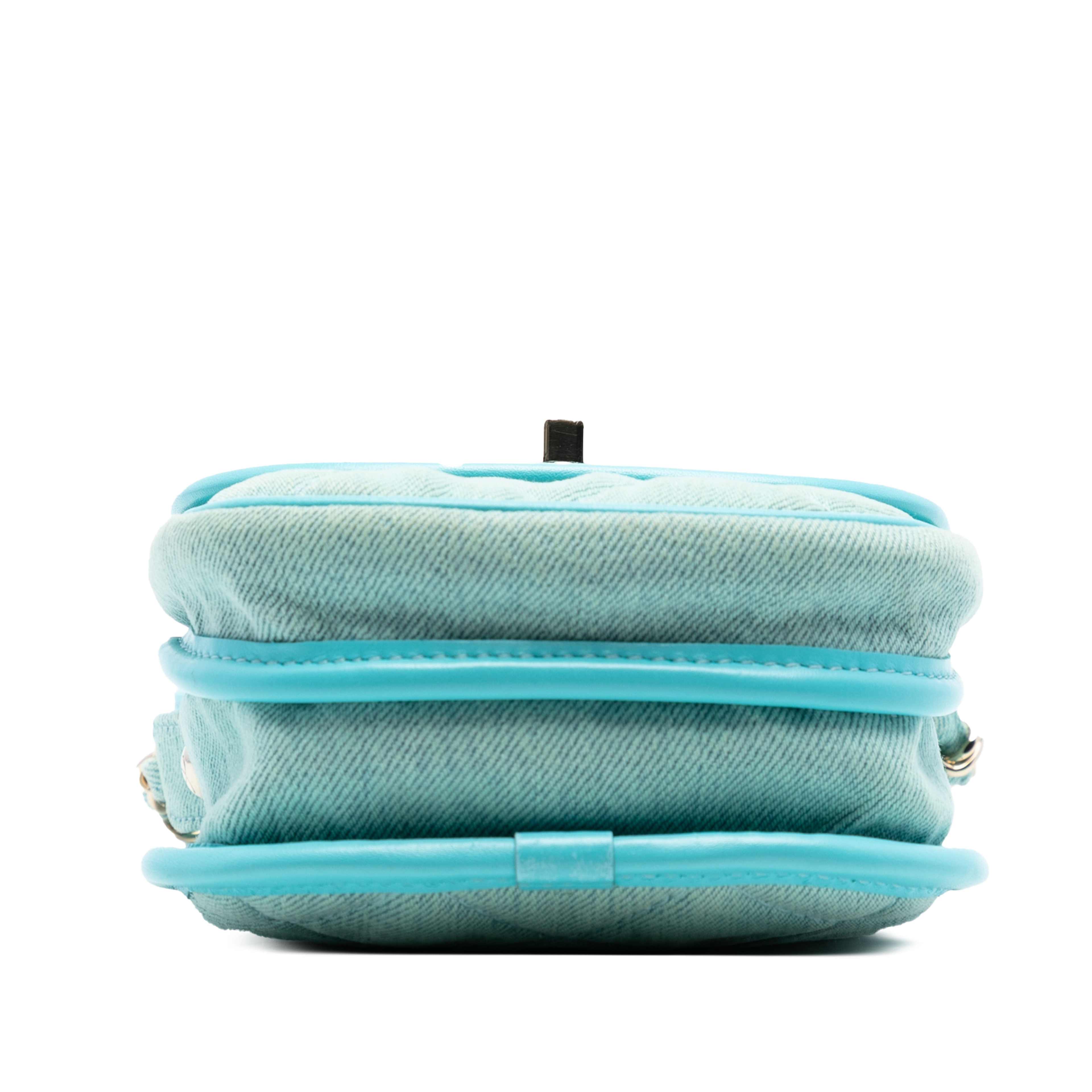 Chanel Mini Cc Quilted Denim Crossbody, från Luxclusif, i färgen turquoise. Klicka för att öppna bilden i stort format