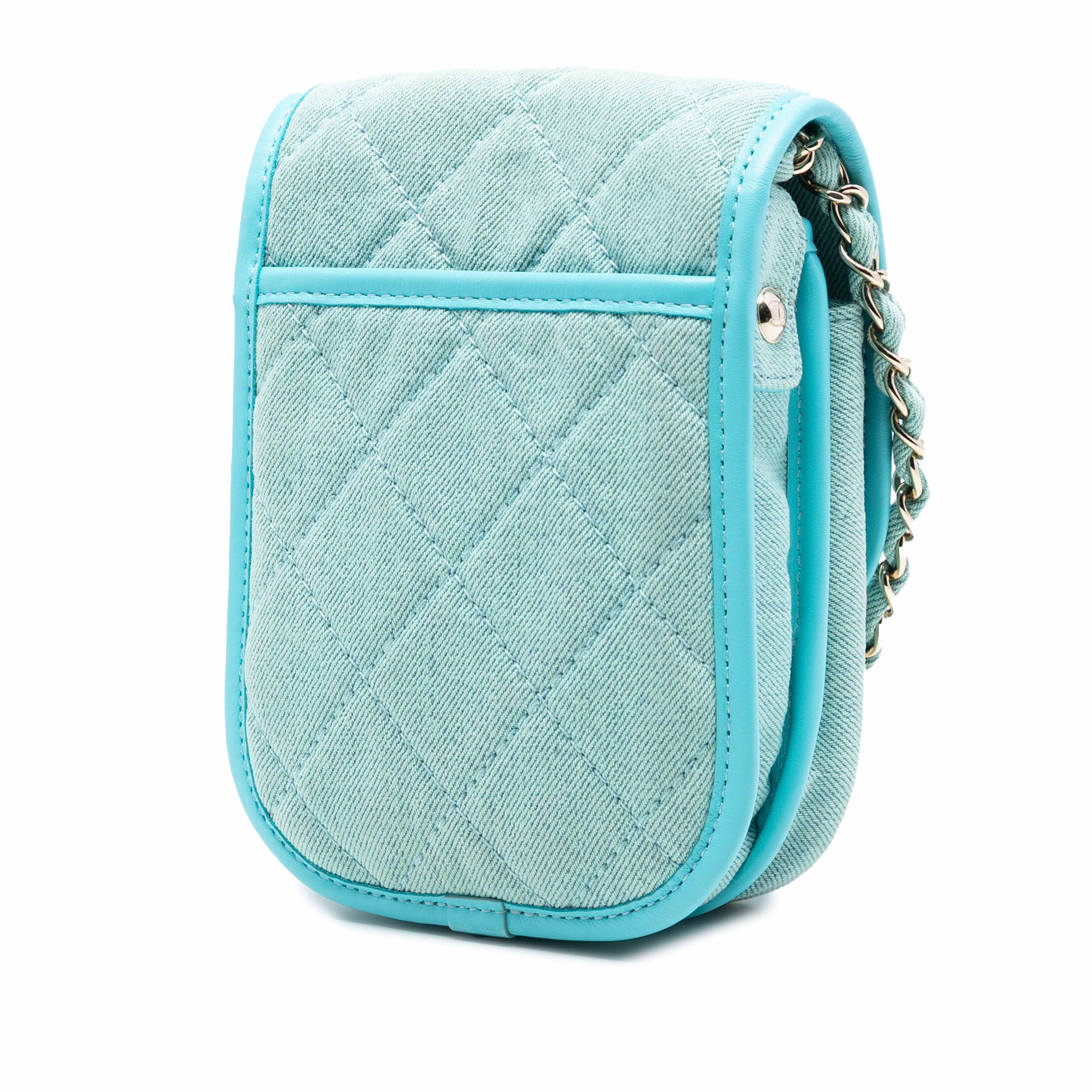 Chanel Mini Cc Quilted Denim Crossbody, från Luxclusif, i färgen turquoise. Klicka för att öppna bilden i stort format