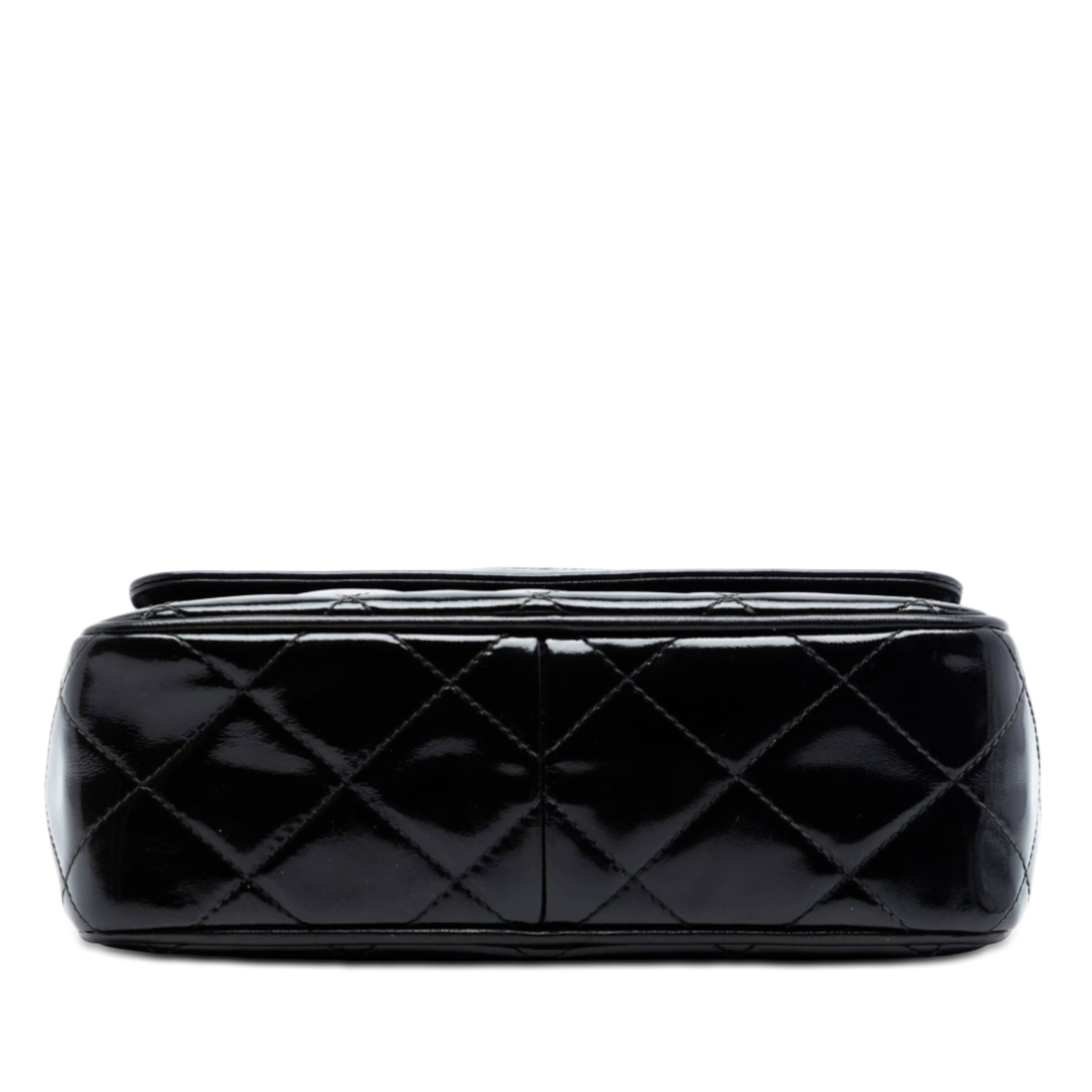 Chanel Cc Quilted Patent Camera Bag, från Luxclusif, i färgen svart. Klicka för att öppna bilden i stort format