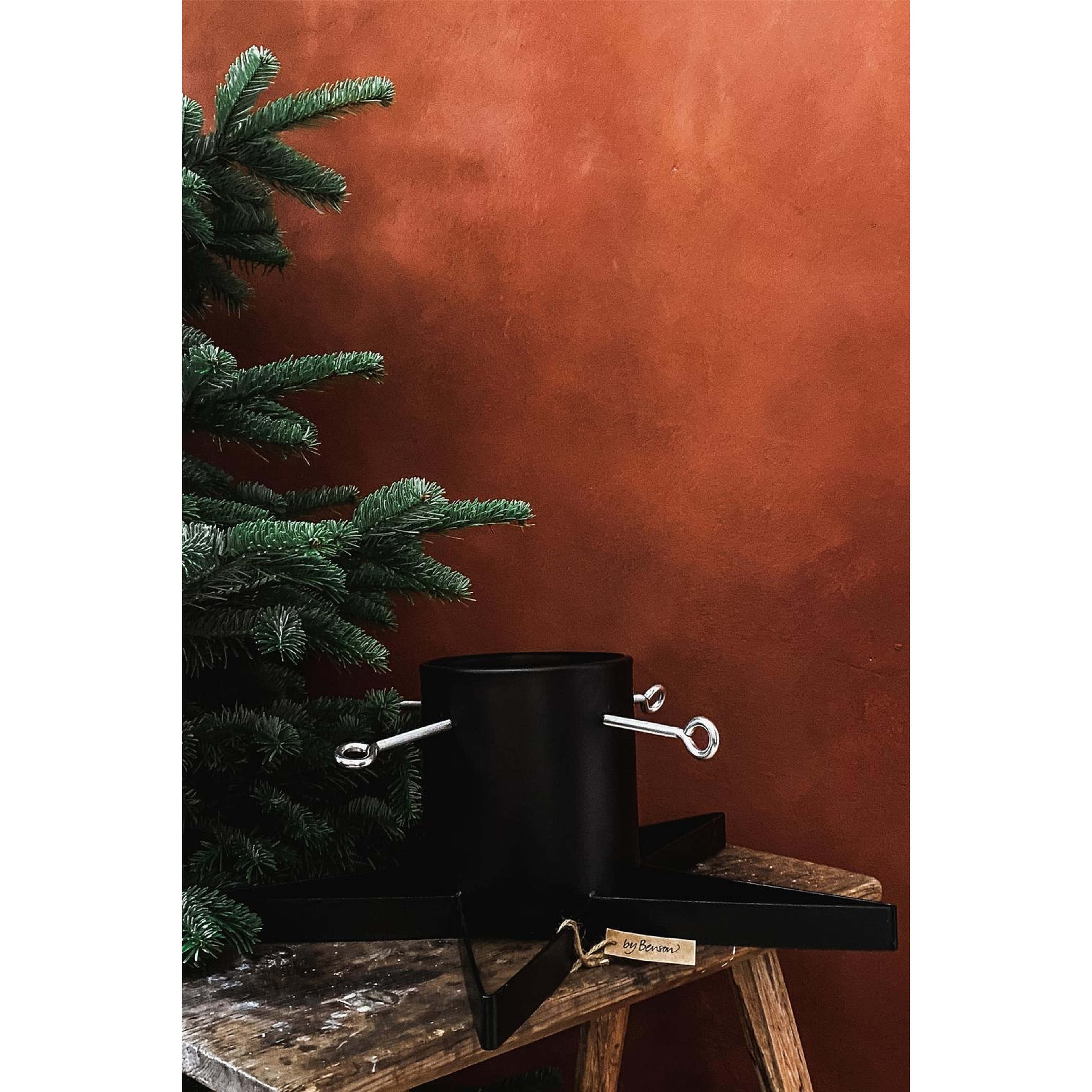 Julgransfot Stand Star, från by Benson, i färgen svart. Klicka för att öppna bilden i stort format