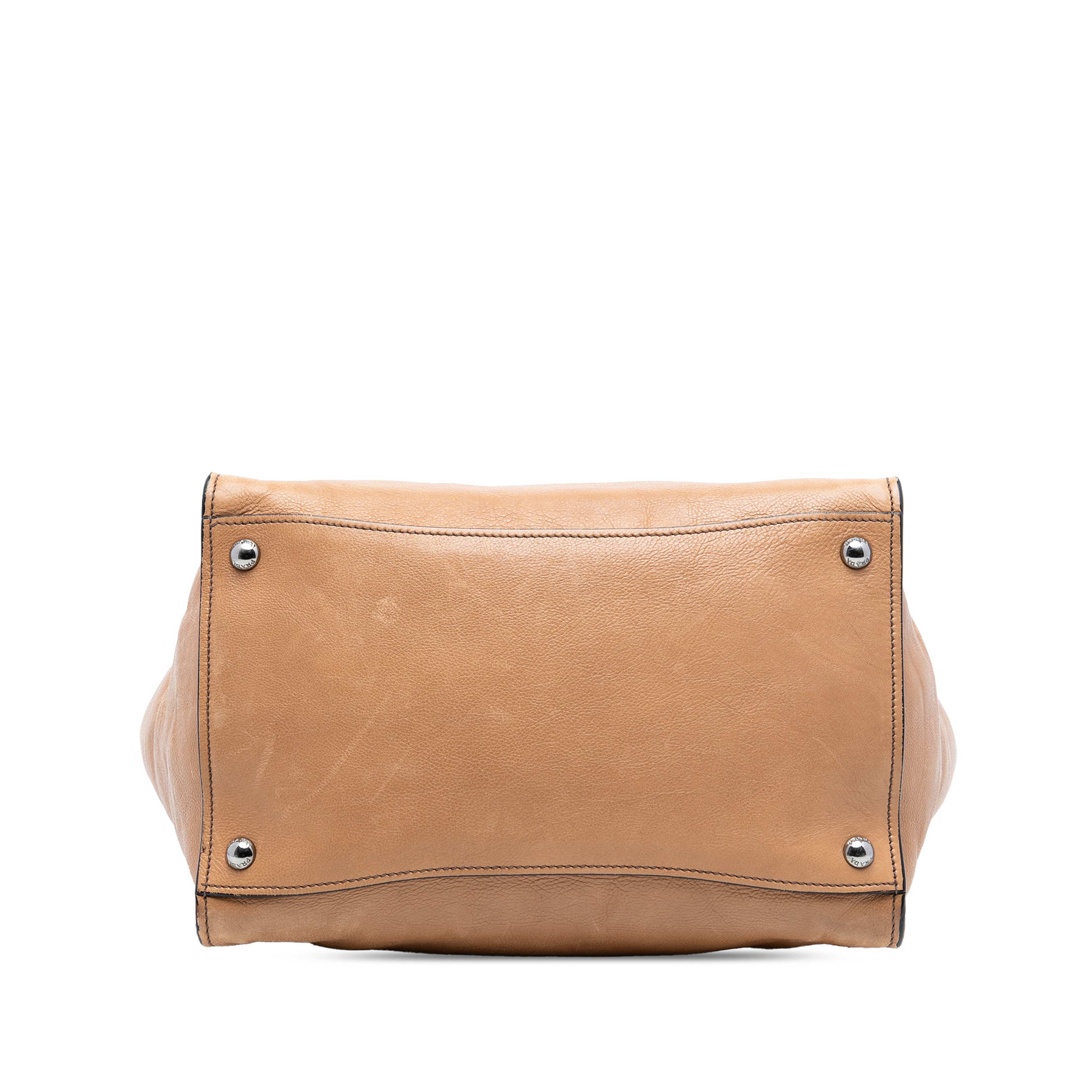 Prada Glace Calf Twin Pocket Double Handle Satchel, från Luxclusif, i färgen light brown. Klicka för att öppna bilden i stort format