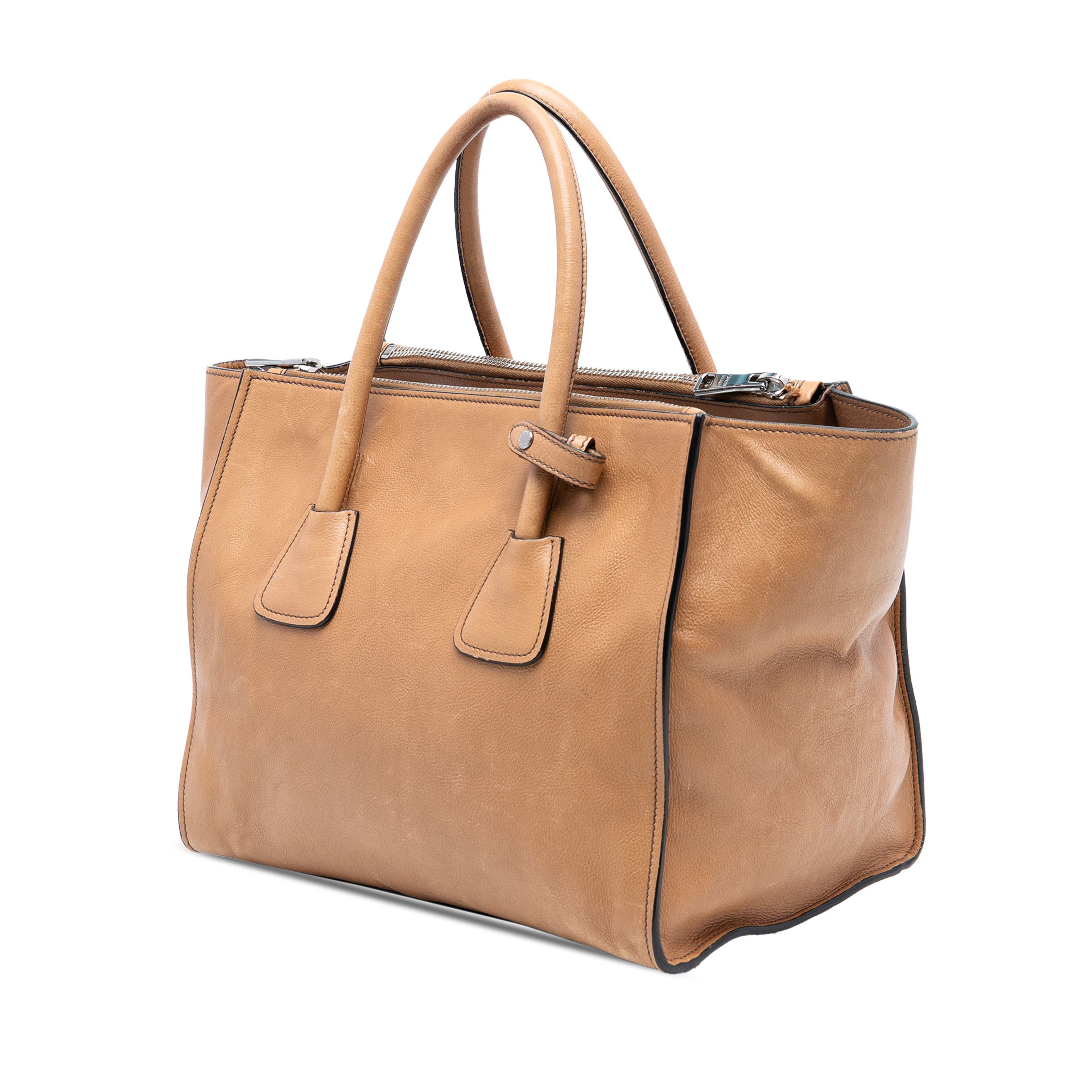 Prada Glace Calf Twin Pocket Double Handle Satchel, från Luxclusif, i färgen light brown. Klicka för att öppna bilden i stort format