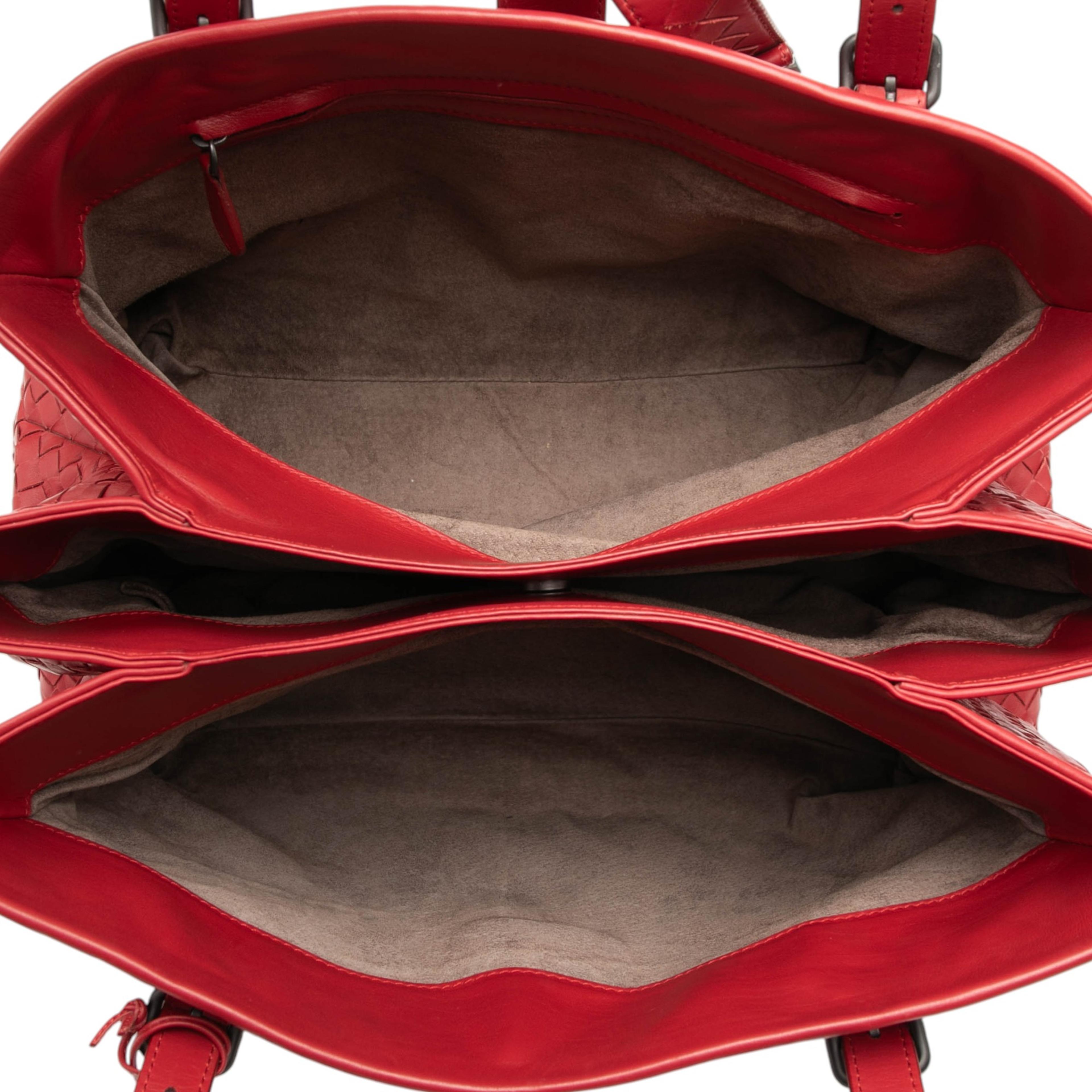 Bottega Veneta Medium Nappa Intrecciato Roma Tote, från Luxclusif, i färgen red. Klicka för att öppna bilden i stort format
