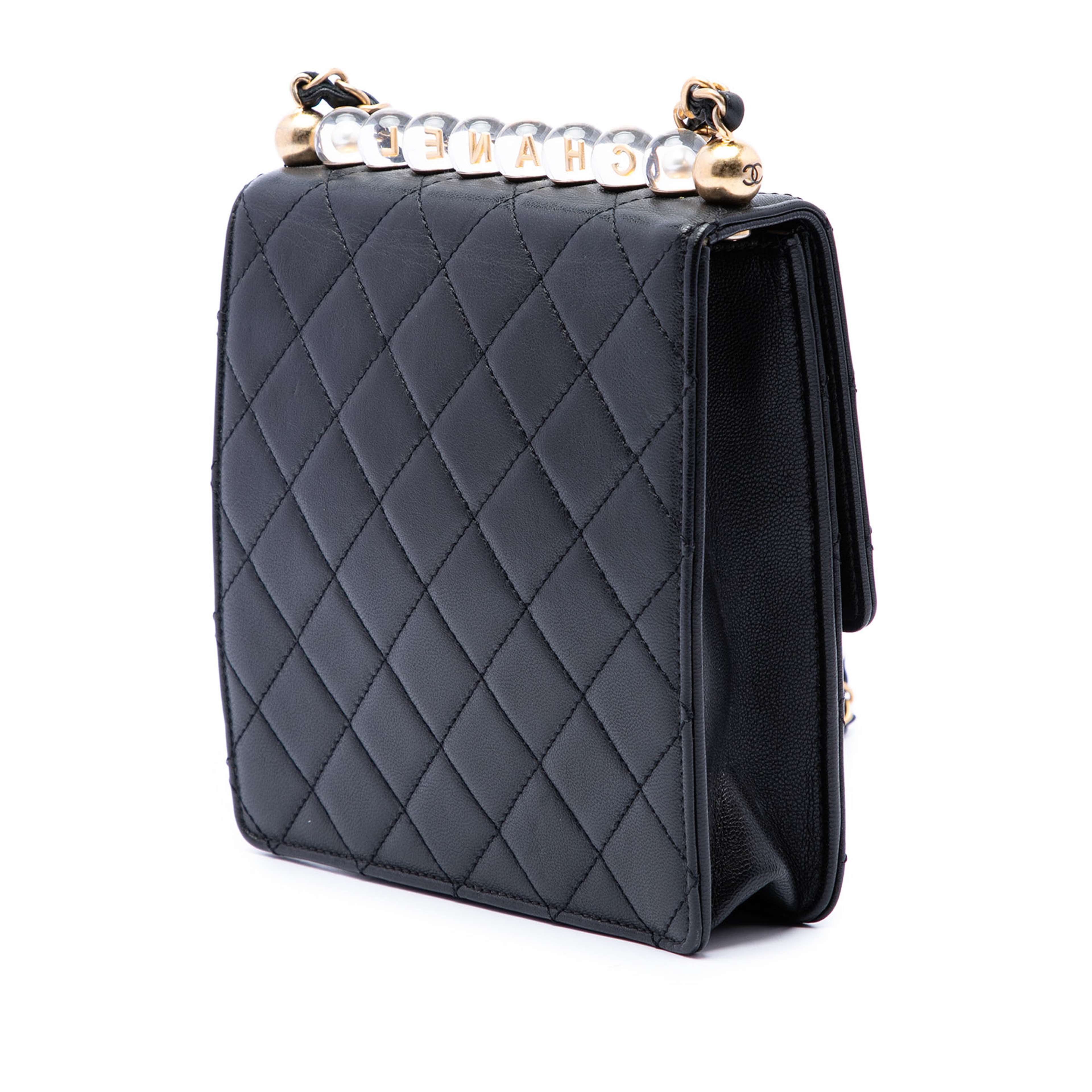 Chanel Small Quilted Lambskin Chic Pearls Flap, från Luxclusif, i färgen svart. Klicka för att öppna bilden i stort format