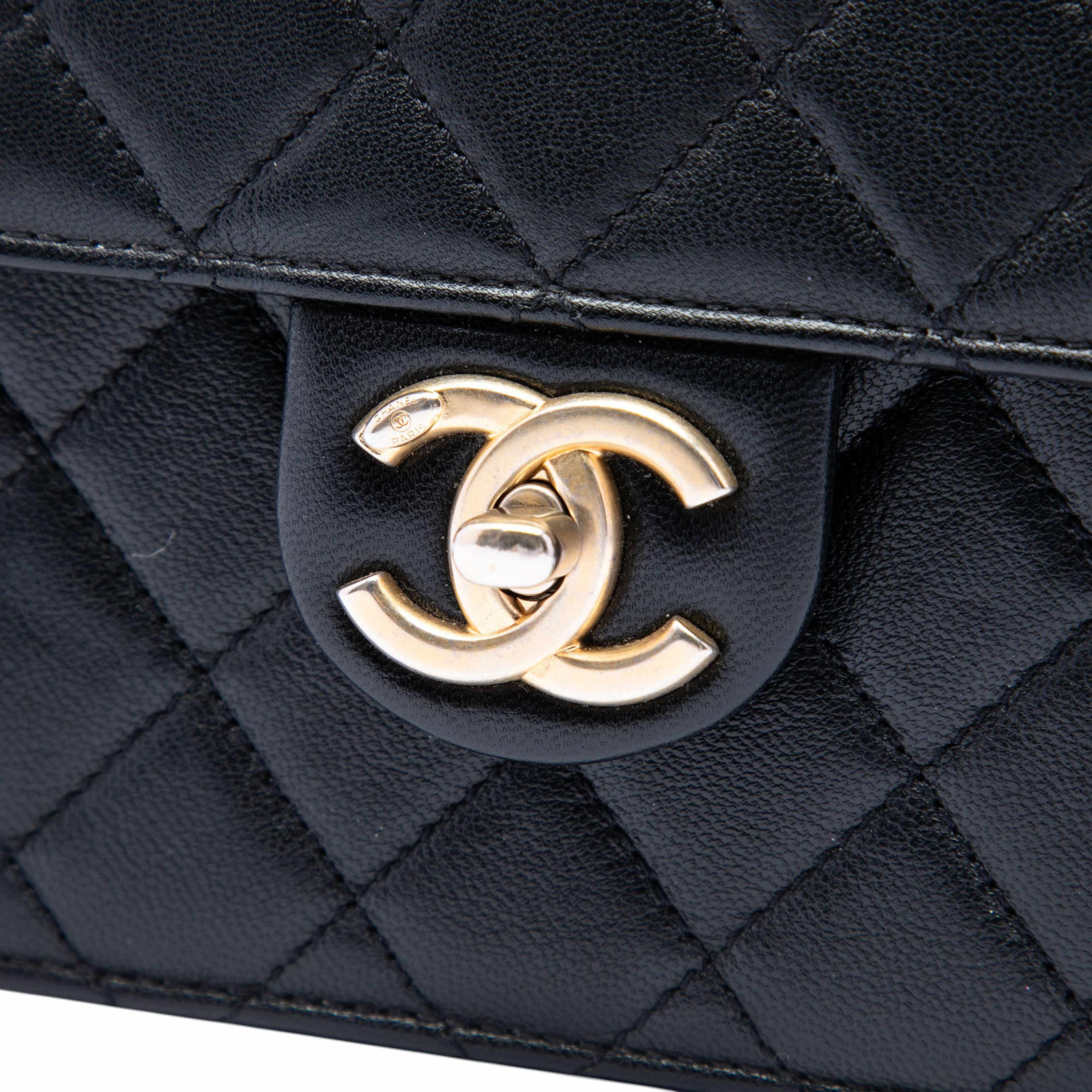 Chanel Small Quilted Lambskin Chic Pearls Flap, från Luxclusif, i färgen svart. Klicka för att öppna bilden i stort format