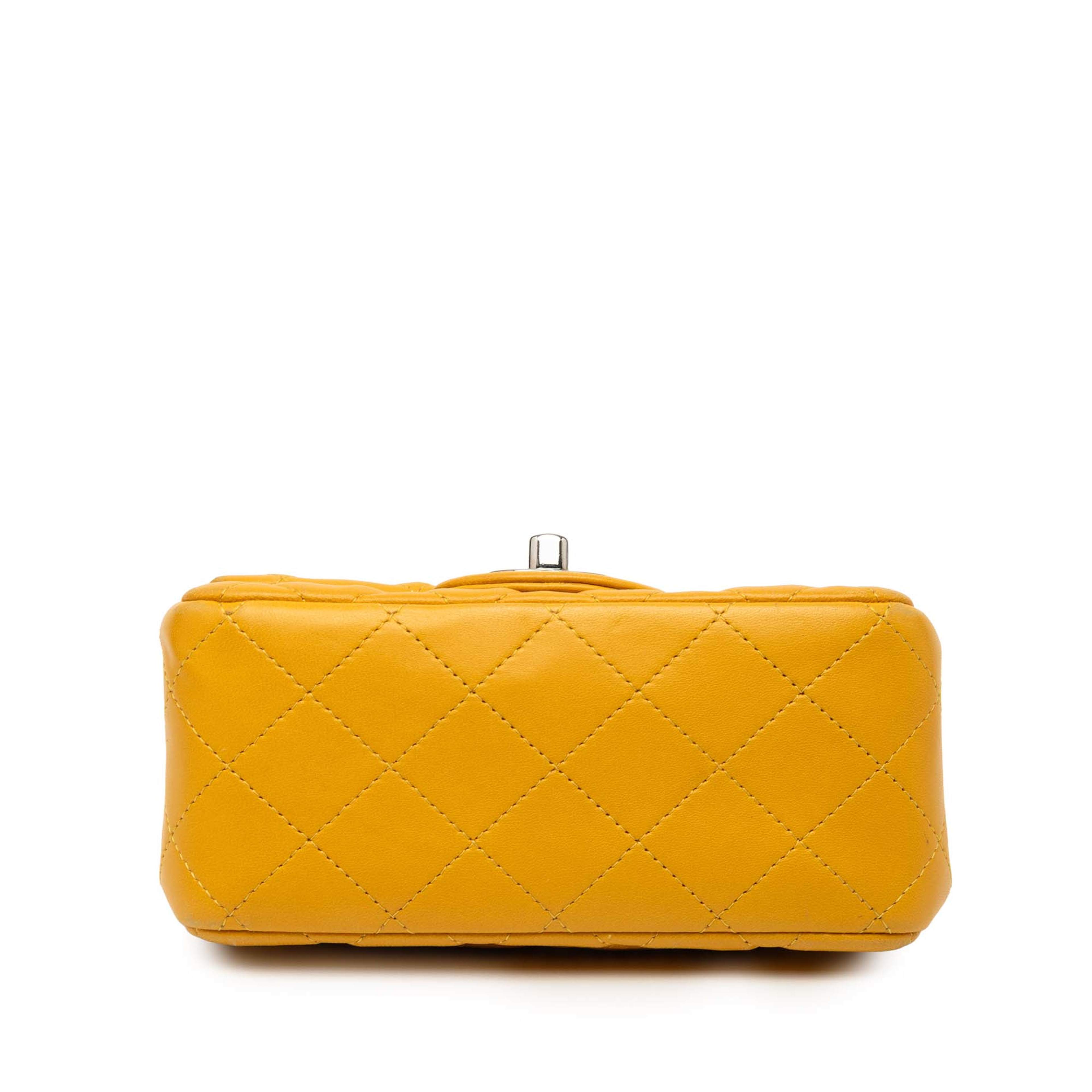 Chanel Mini Square Classic Lambskin Single Flap, från Luxclusif, i färgen mustard. Klicka för att öppna bilden i stort format