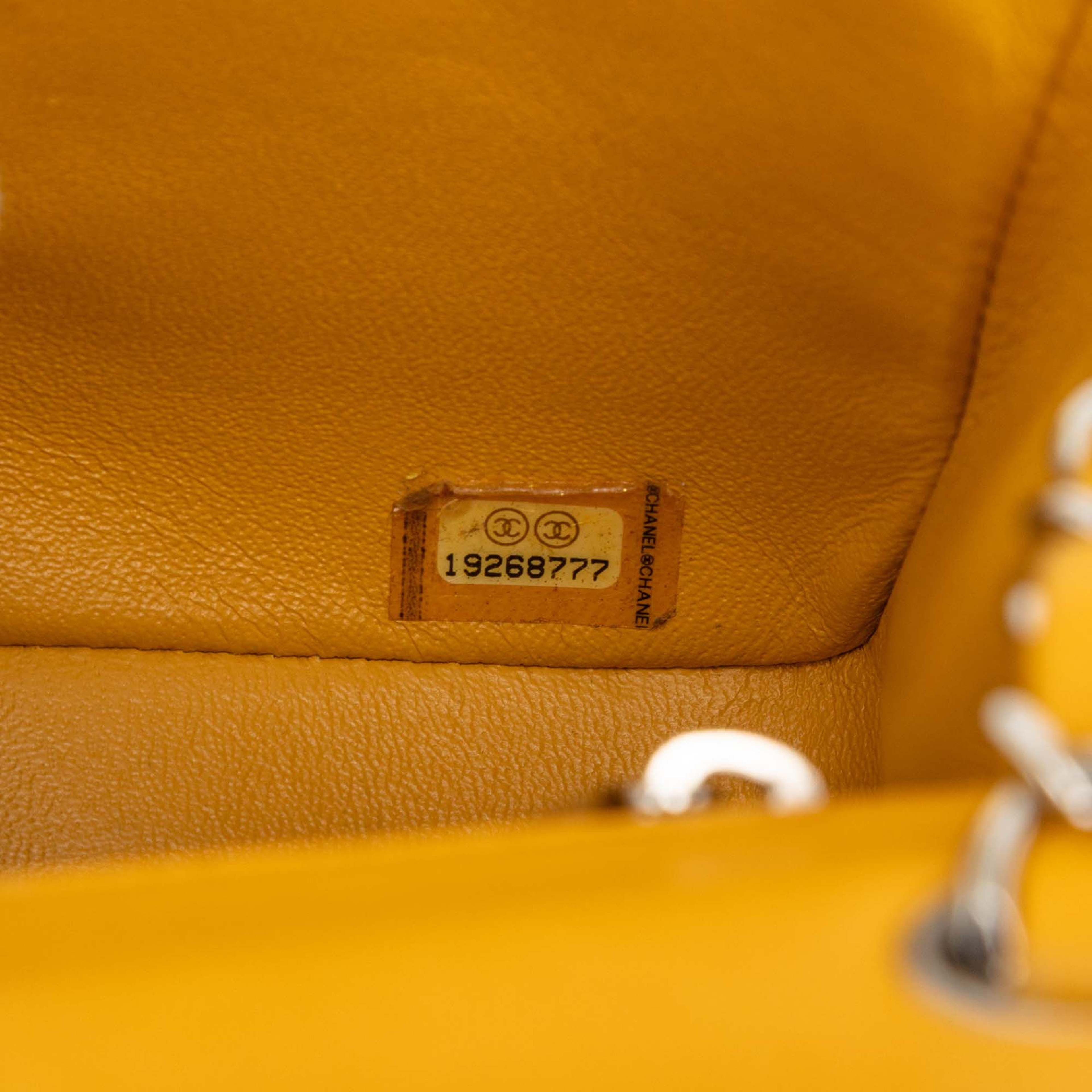 Chanel Mini Square Classic Lambskin Single Flap, från Luxclusif, i färgen mustard. Klicka för att öppna bilden i stort format