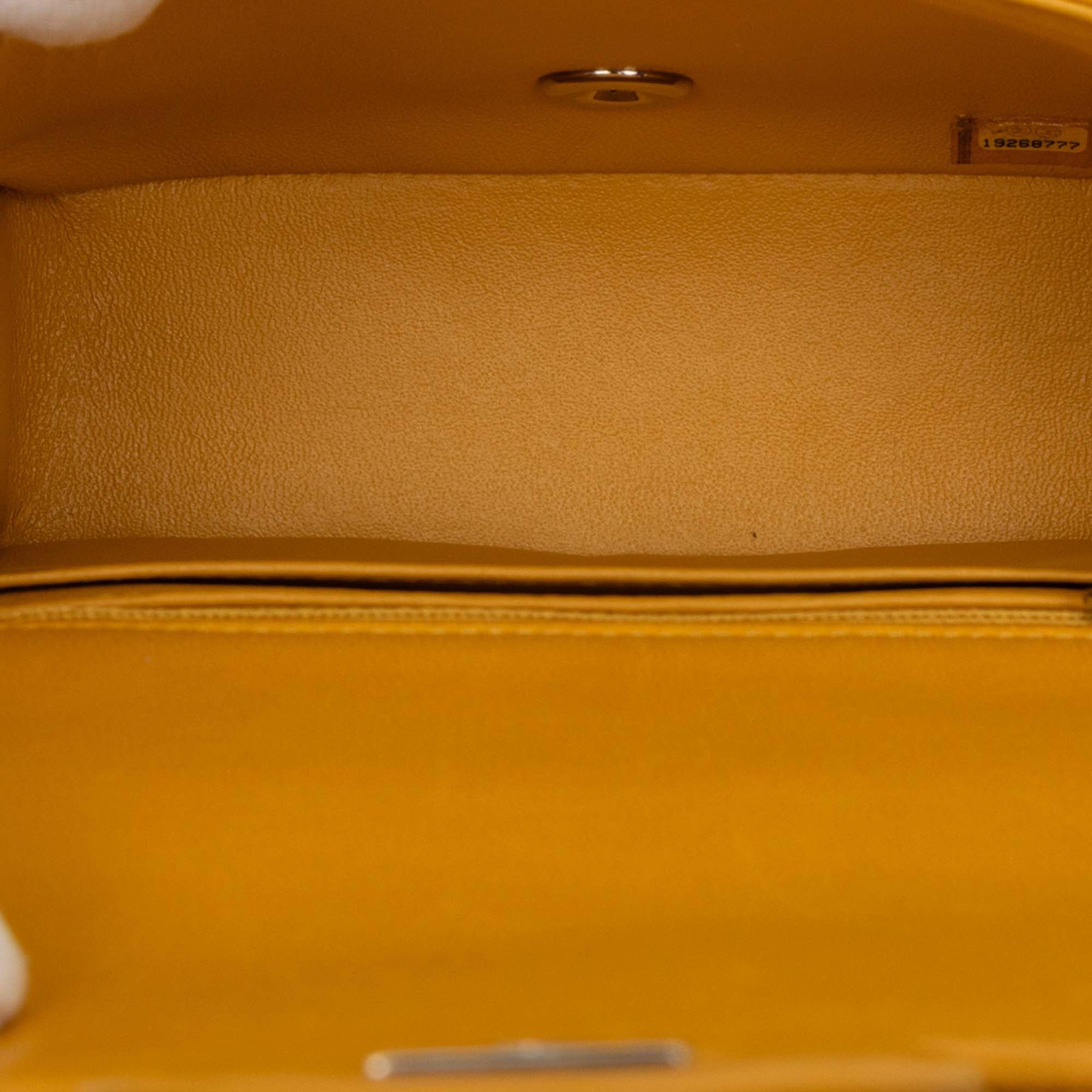 Chanel Mini Square Classic Lambskin Single Flap, från Luxclusif, i färgen mustard. Klicka för att öppna bilden i stort format