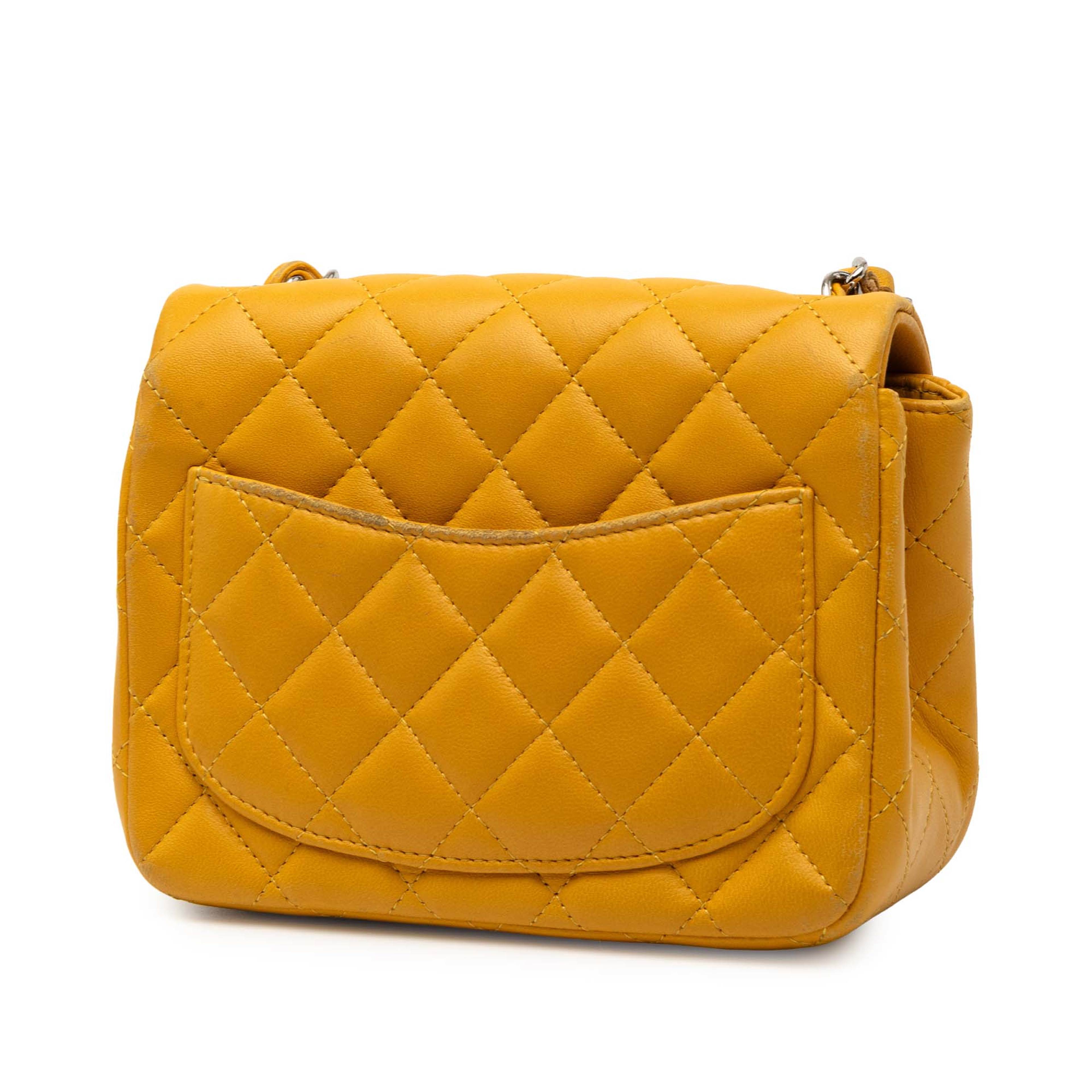 Chanel Mini Square Classic Lambskin Single Flap, från Luxclusif, i färgen mustard. Klicka för att öppna bilden i stort format