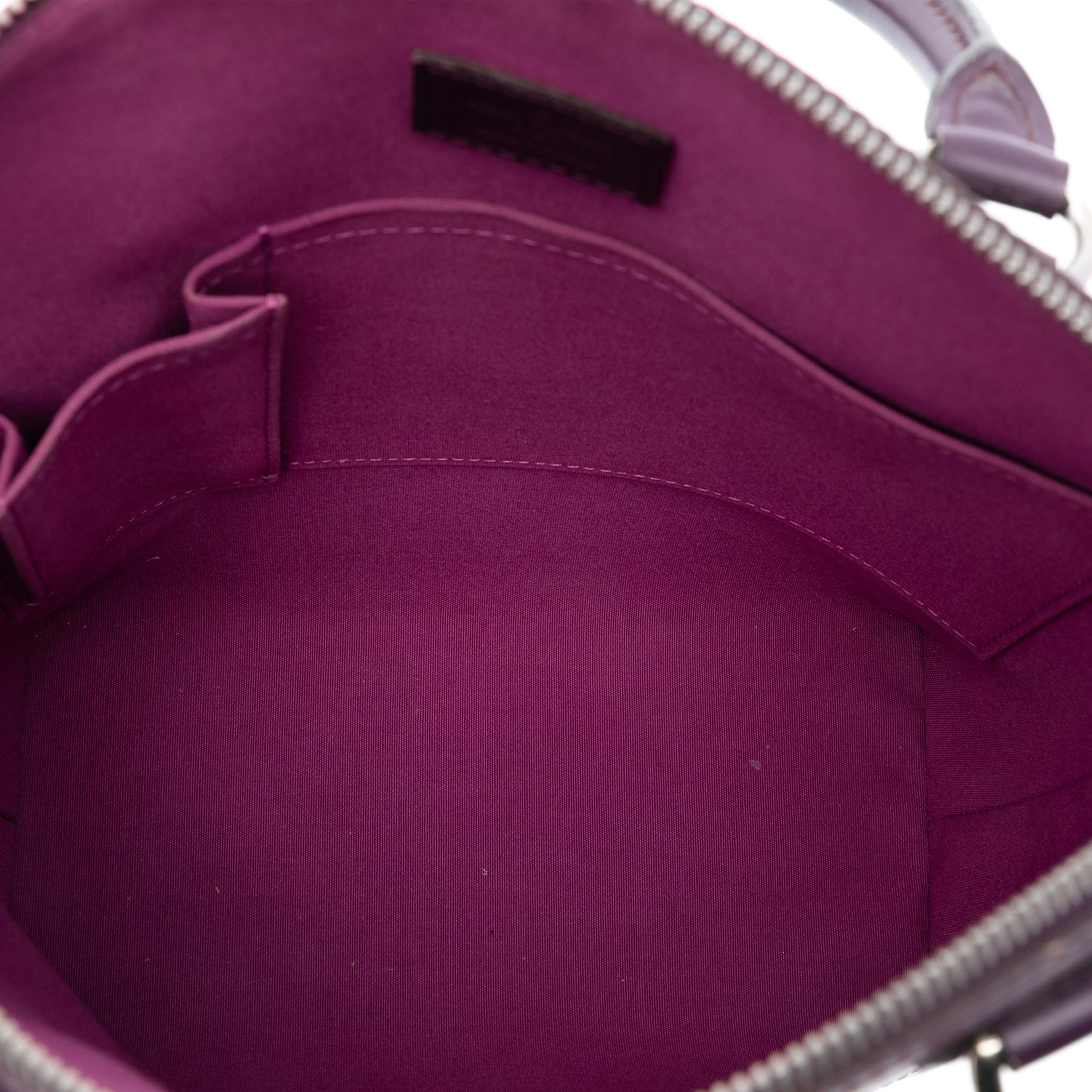 Louis Vuitton Epi Lockit Vertical, från Luxclusif, i färgen purple. Klicka för att öppna bilden i stort format