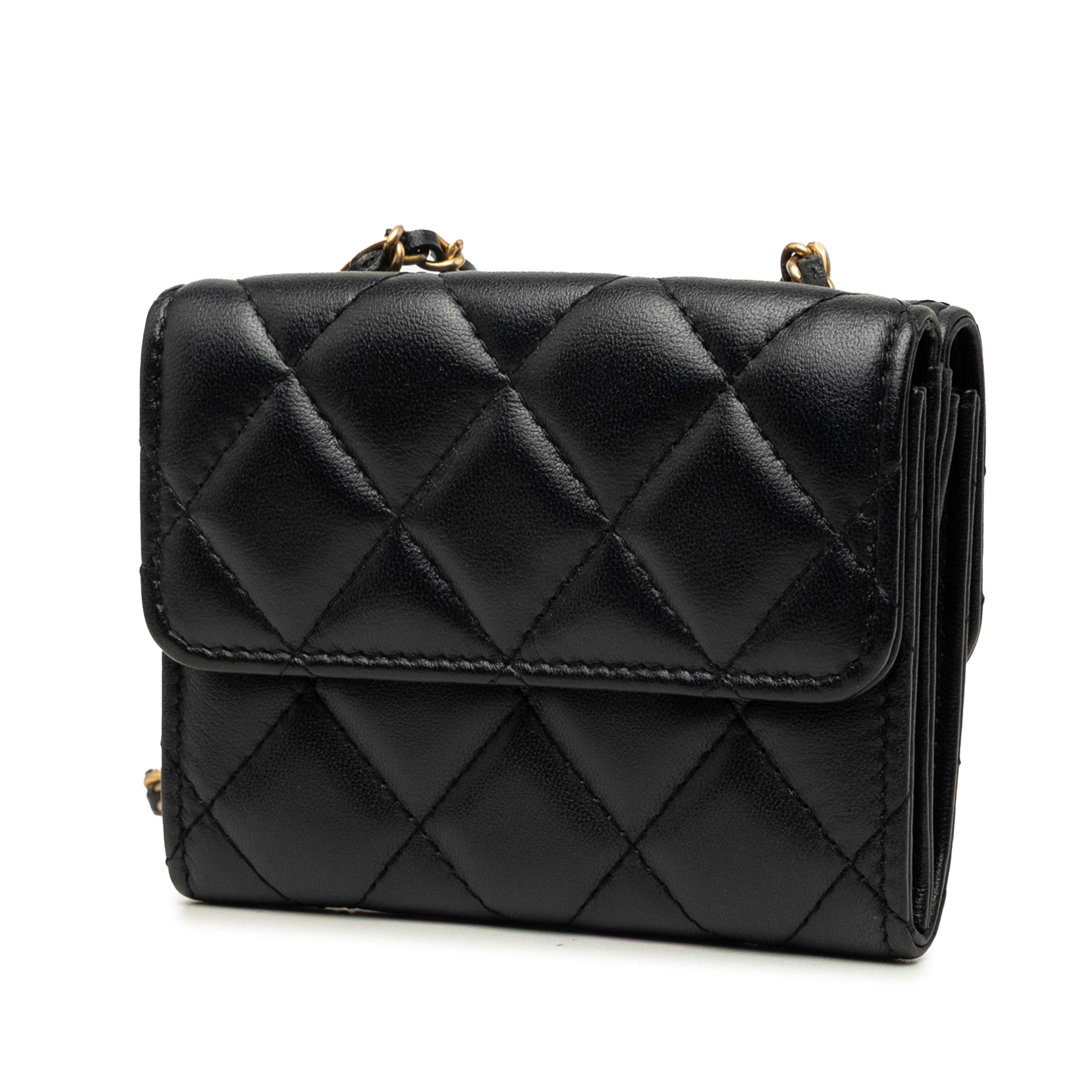 Chanel Cc Quilted Lambskin Card Holder On Chain, från Luxclusif, i färgen svart. Klicka för att öppna bilden i stort format