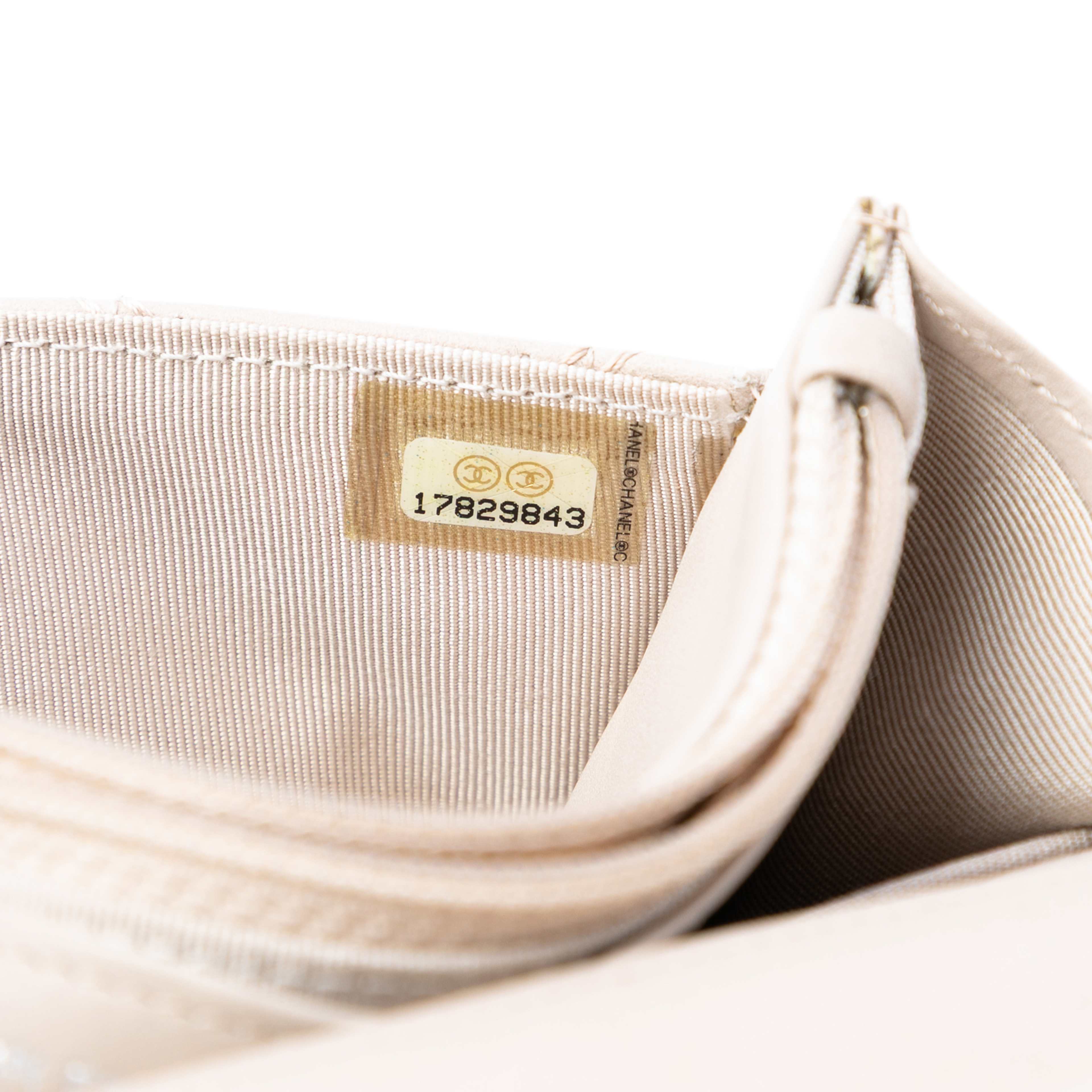 Chanel Cc Quilted Calfskin Double Stitch Hamptons Wallet On Chain, från Luxclusif, i färgen light beige. Klicka för att öppna bilden i stort format