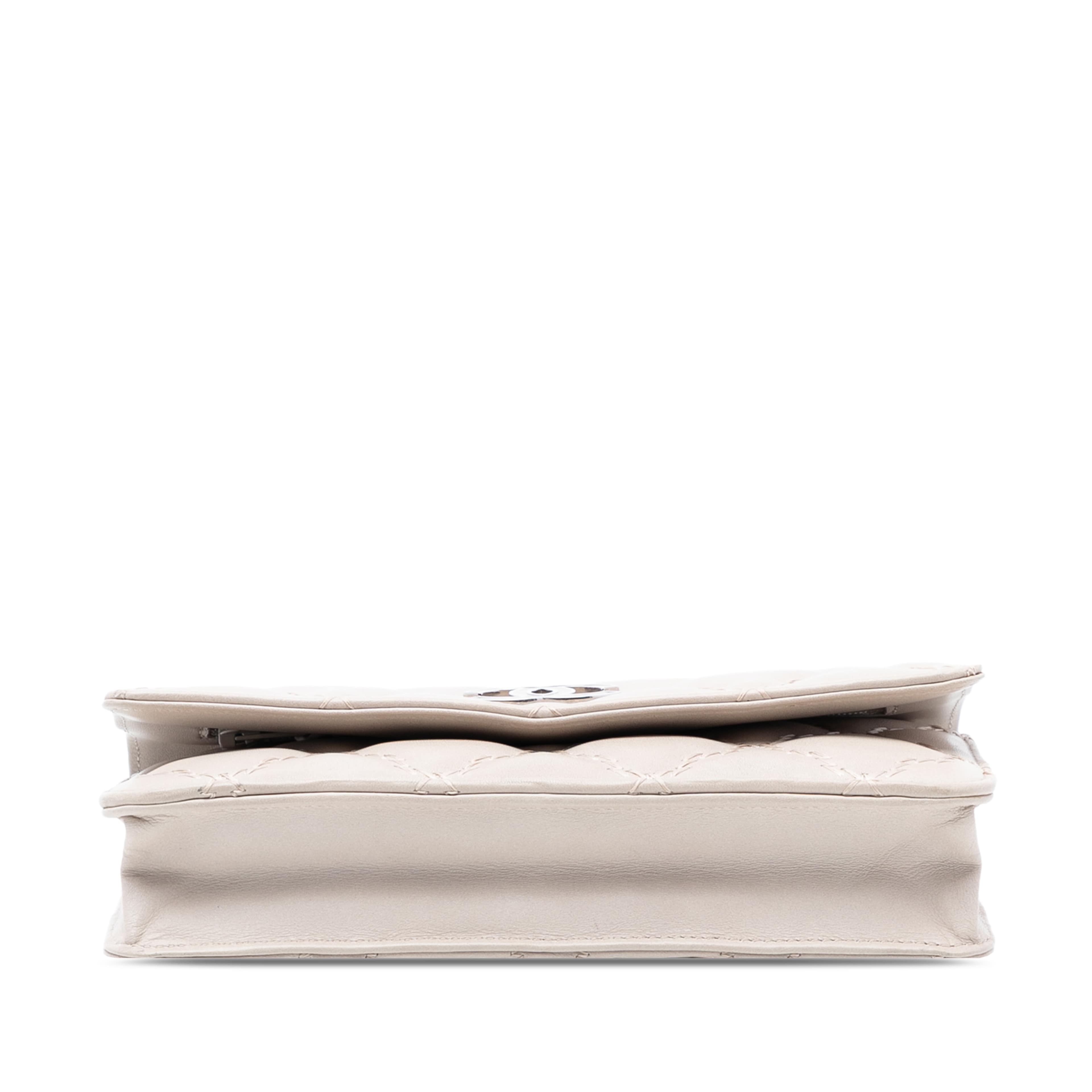 Chanel Cc Quilted Calfskin Double Stitch Hamptons Wallet On Chain, från Luxclusif, i färgen light beige. Klicka för att öppna bilden i stort format