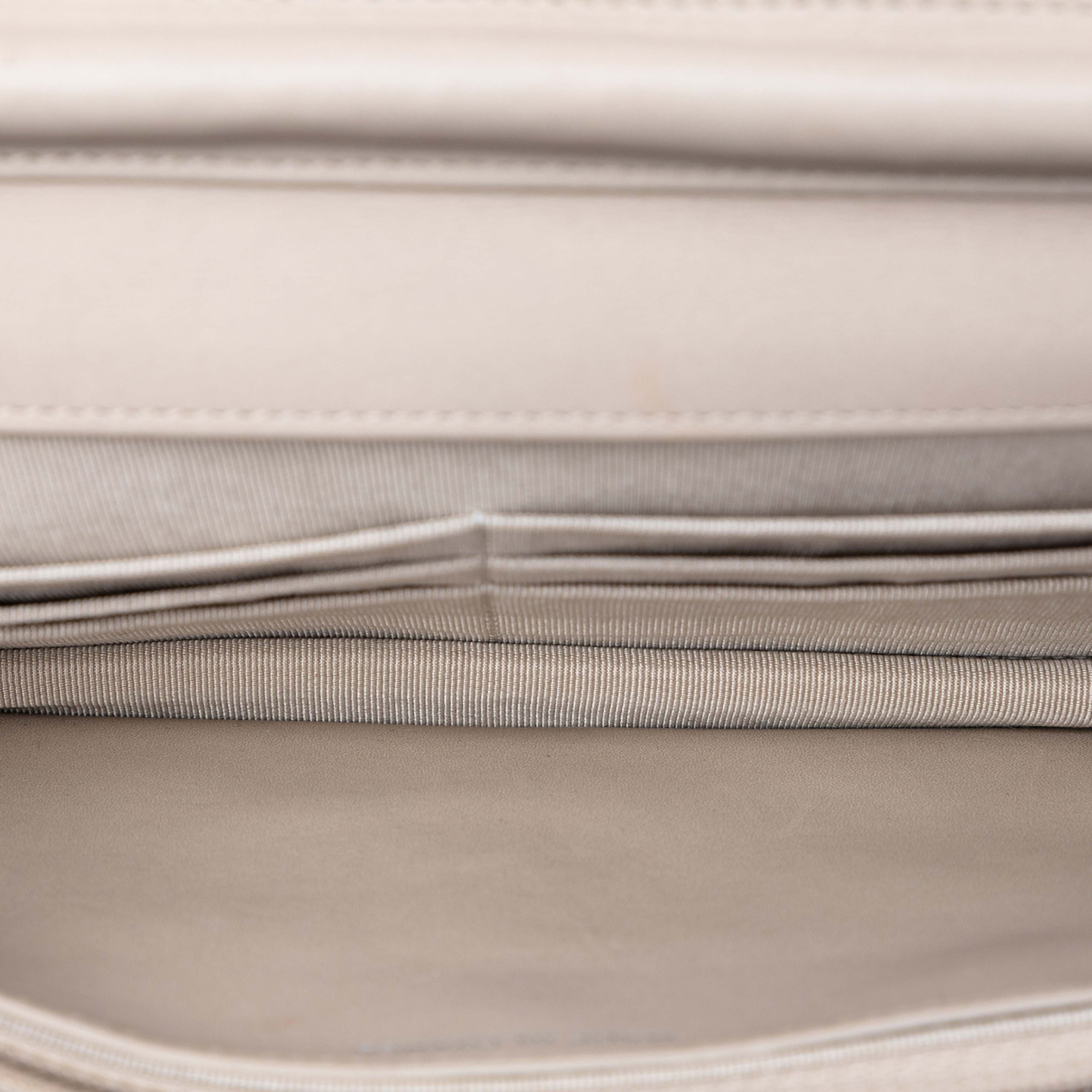 Chanel Cc Quilted Calfskin Double Stitch Hamptons Wallet On Chain, från Luxclusif, i färgen light beige. Klicka för att öppna bilden i stort format