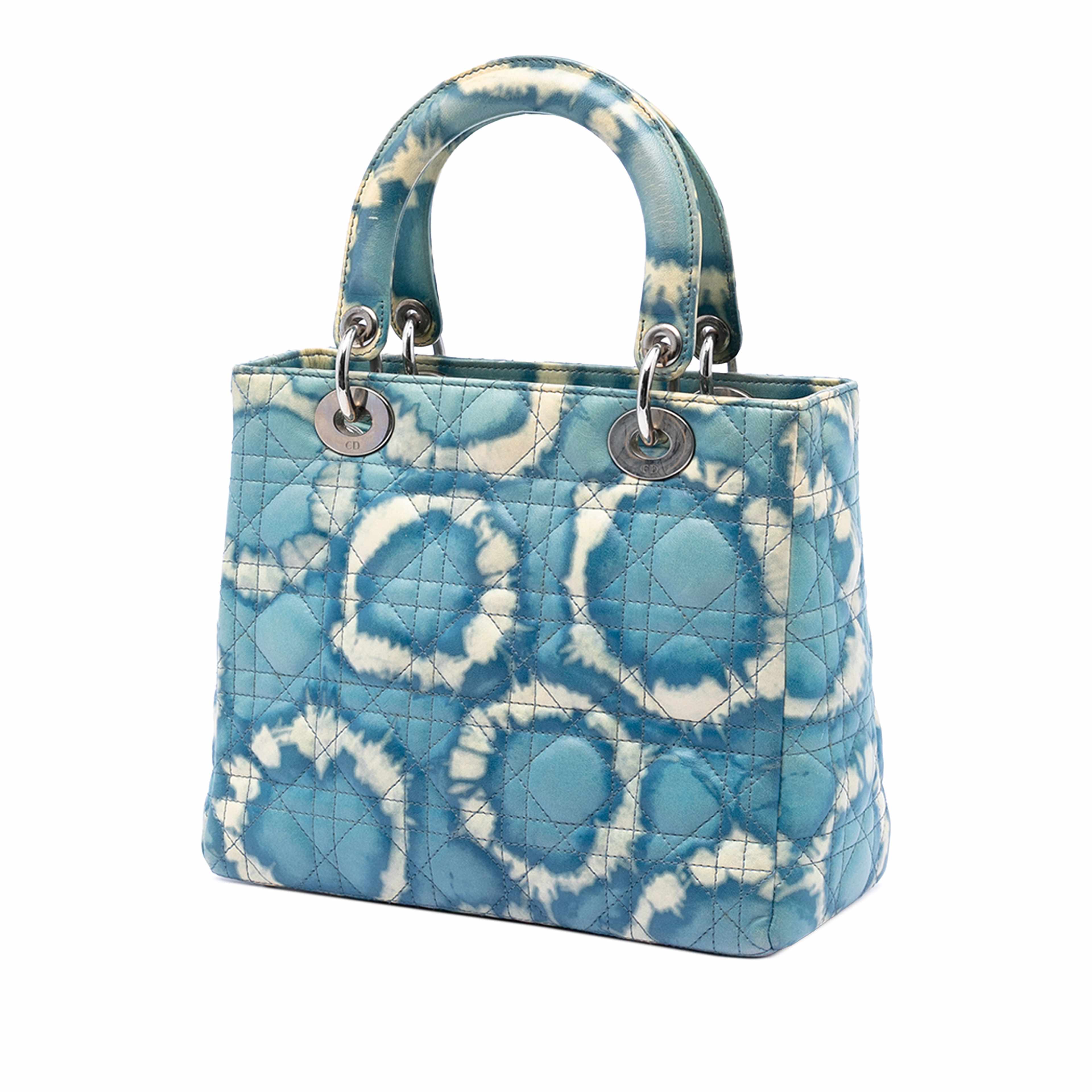 Dior Medium Calfskin Tie Dye Print Lady Dior, från Luxclusif, i färgen blå. Klicka för att öppna bilden i stort format