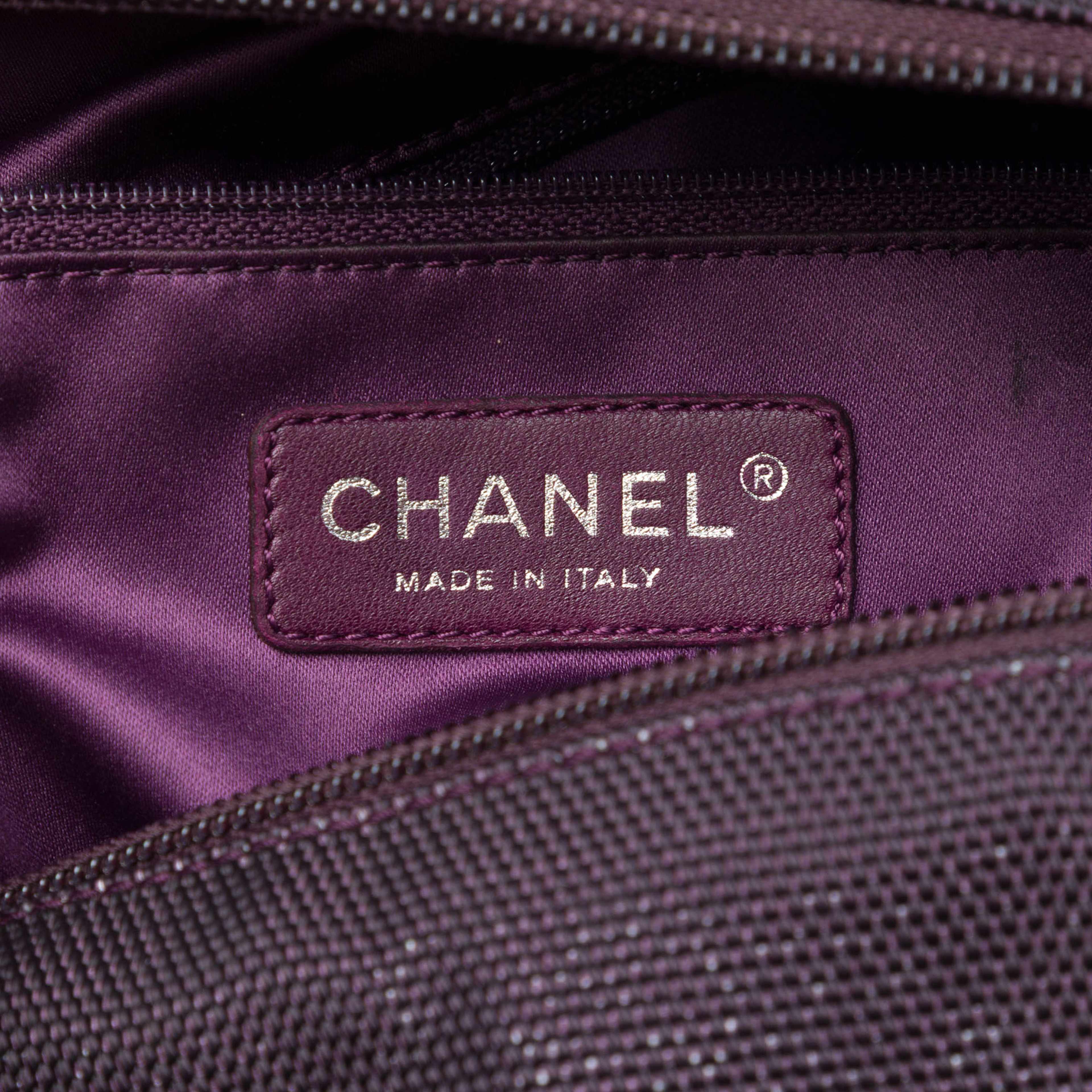 Chanel Large Quilted Canvas Paris Biarritz Tote, från Luxclusif, i färgen röd. Klicka för att öppna bilden i stort format