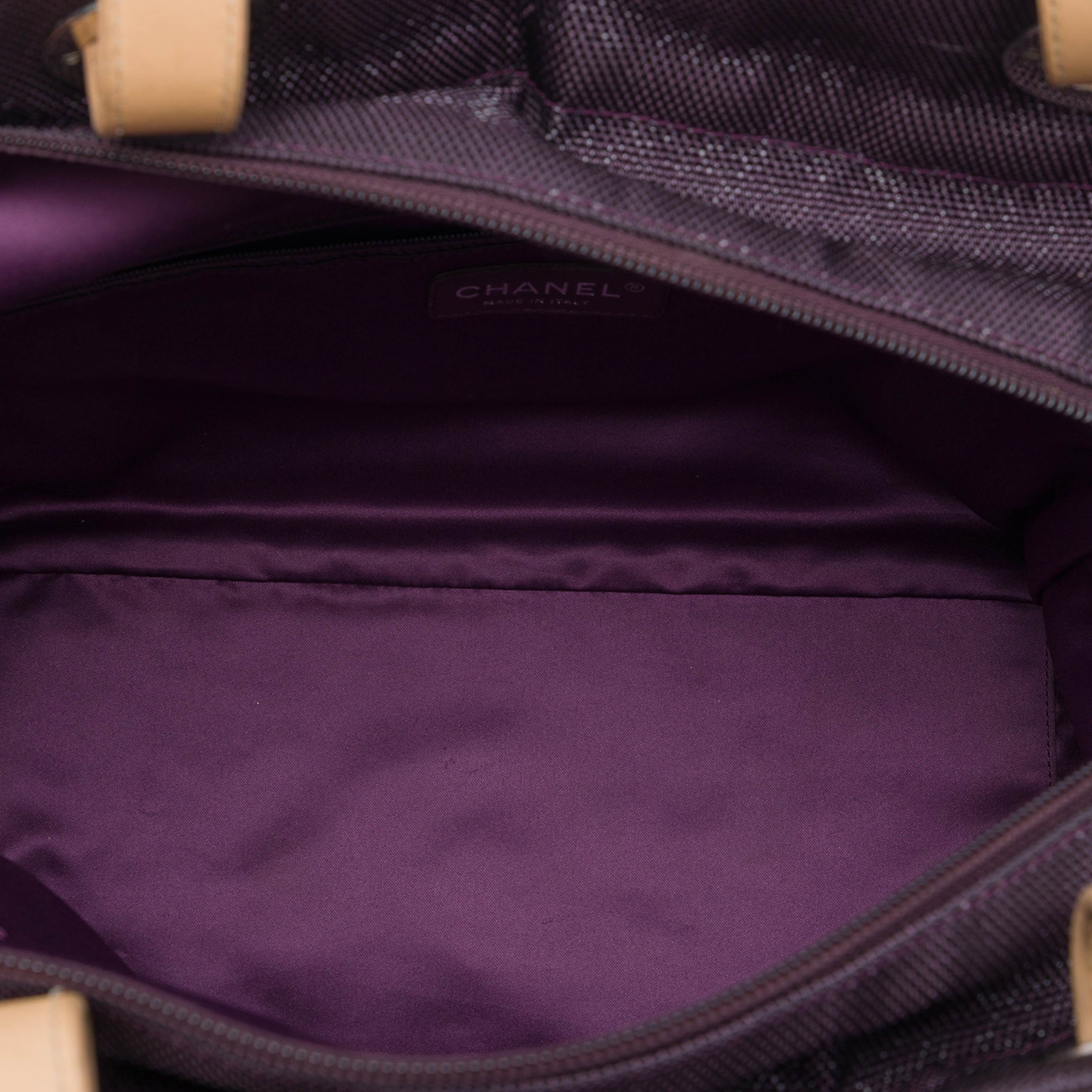 Chanel Large Quilted Canvas Paris Biarritz Tote, från Luxclusif, i färgen röd. Klicka för att öppna bilden i stort format