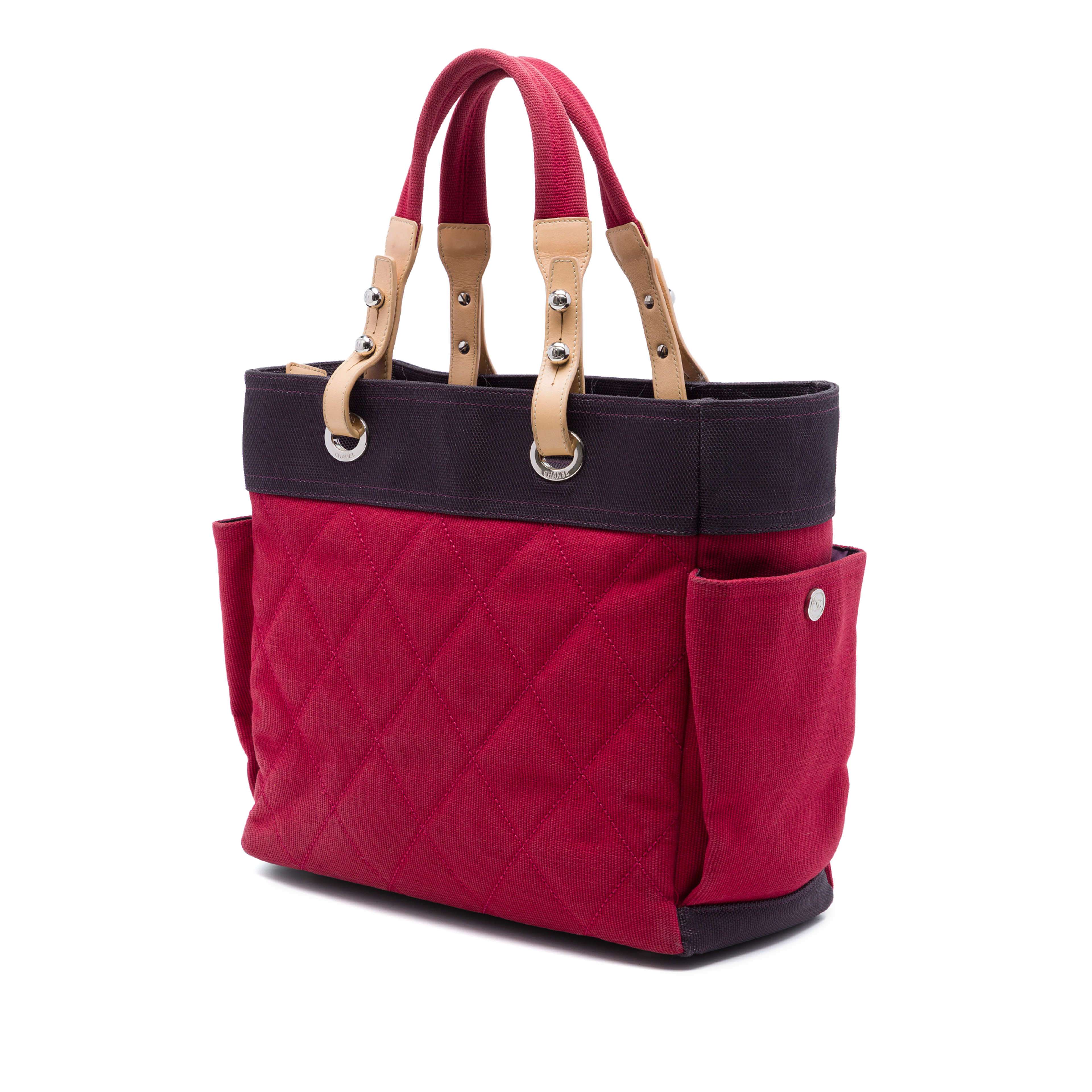 Chanel Large Quilted Canvas Paris Biarritz Tote, från Luxclusif, i färgen röd. Klicka för att öppna bilden i stort format