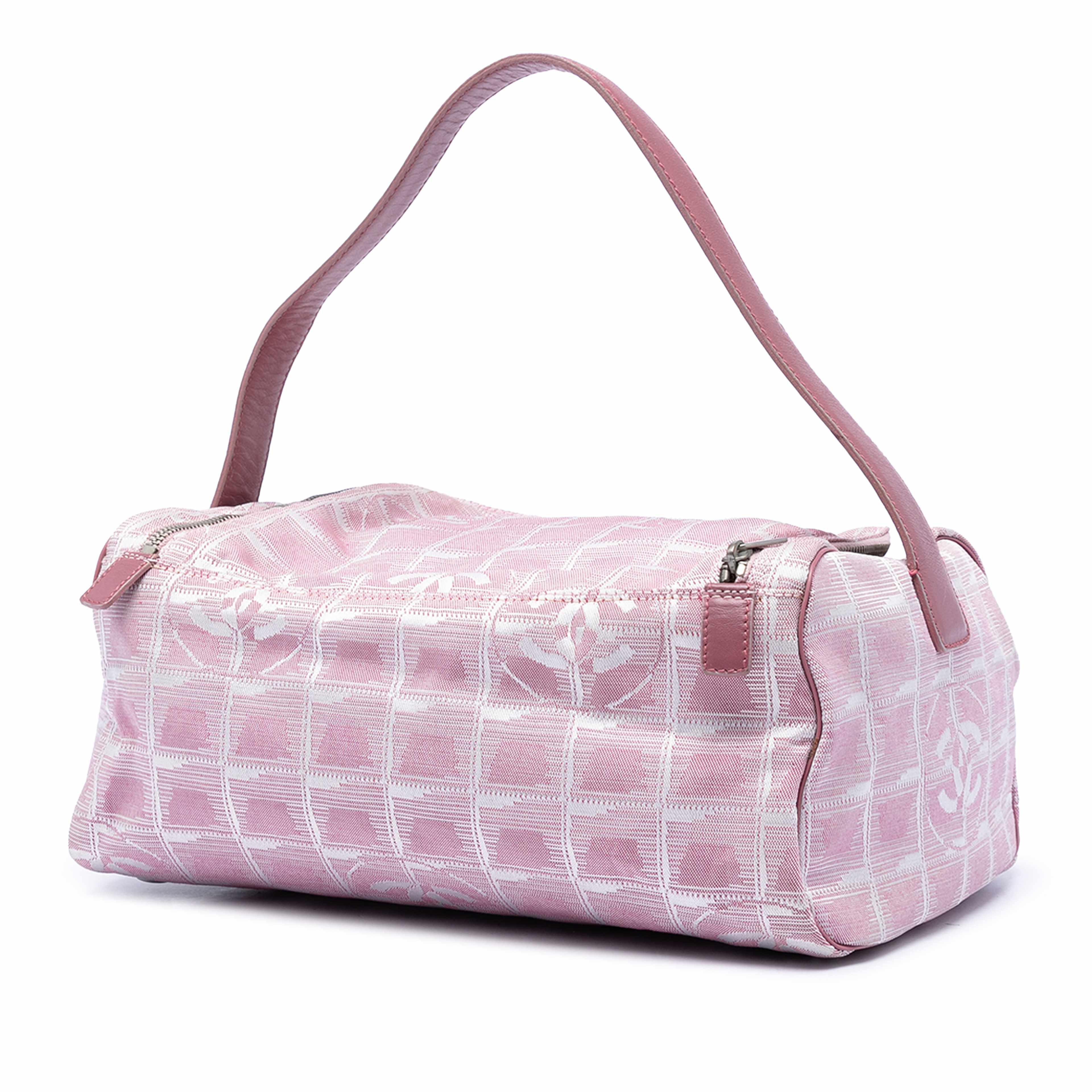 Chanel Large New Travel Line Nylon Vanity Bag, från Luxclusif, i färgen rosa. Klicka för att öppna bilden i stort format