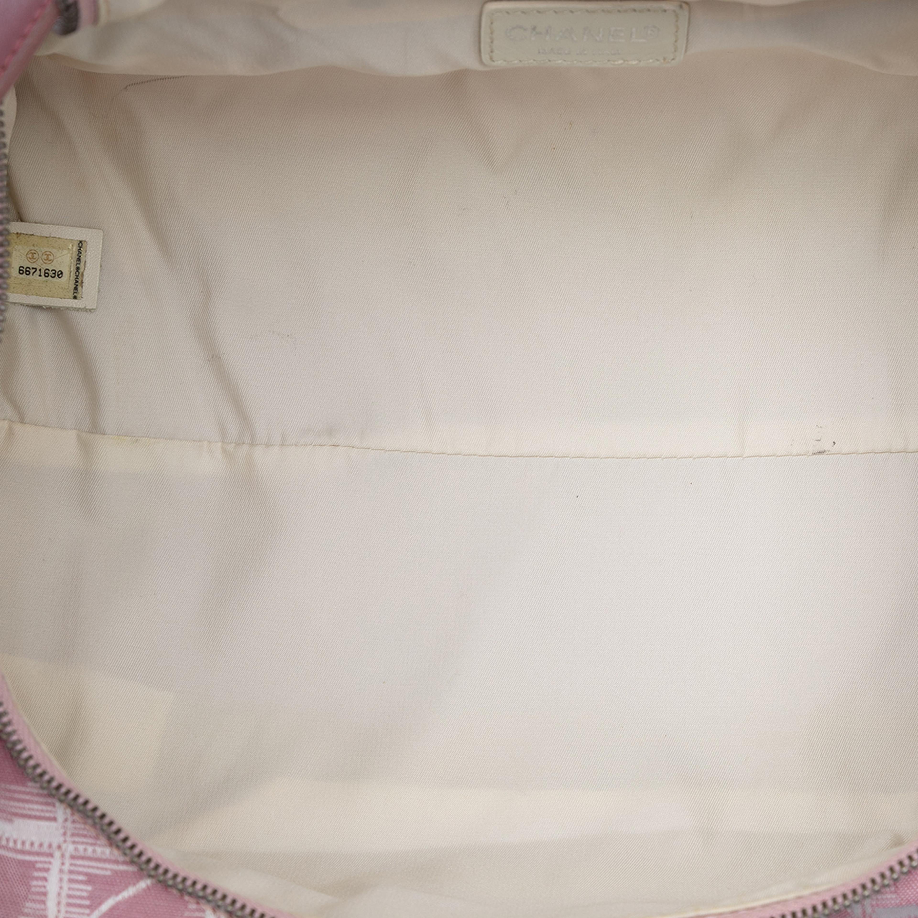 Chanel Large New Travel Line Nylon Vanity Bag, från Luxclusif, i färgen rosa. Klicka för att öppna bilden i stort format