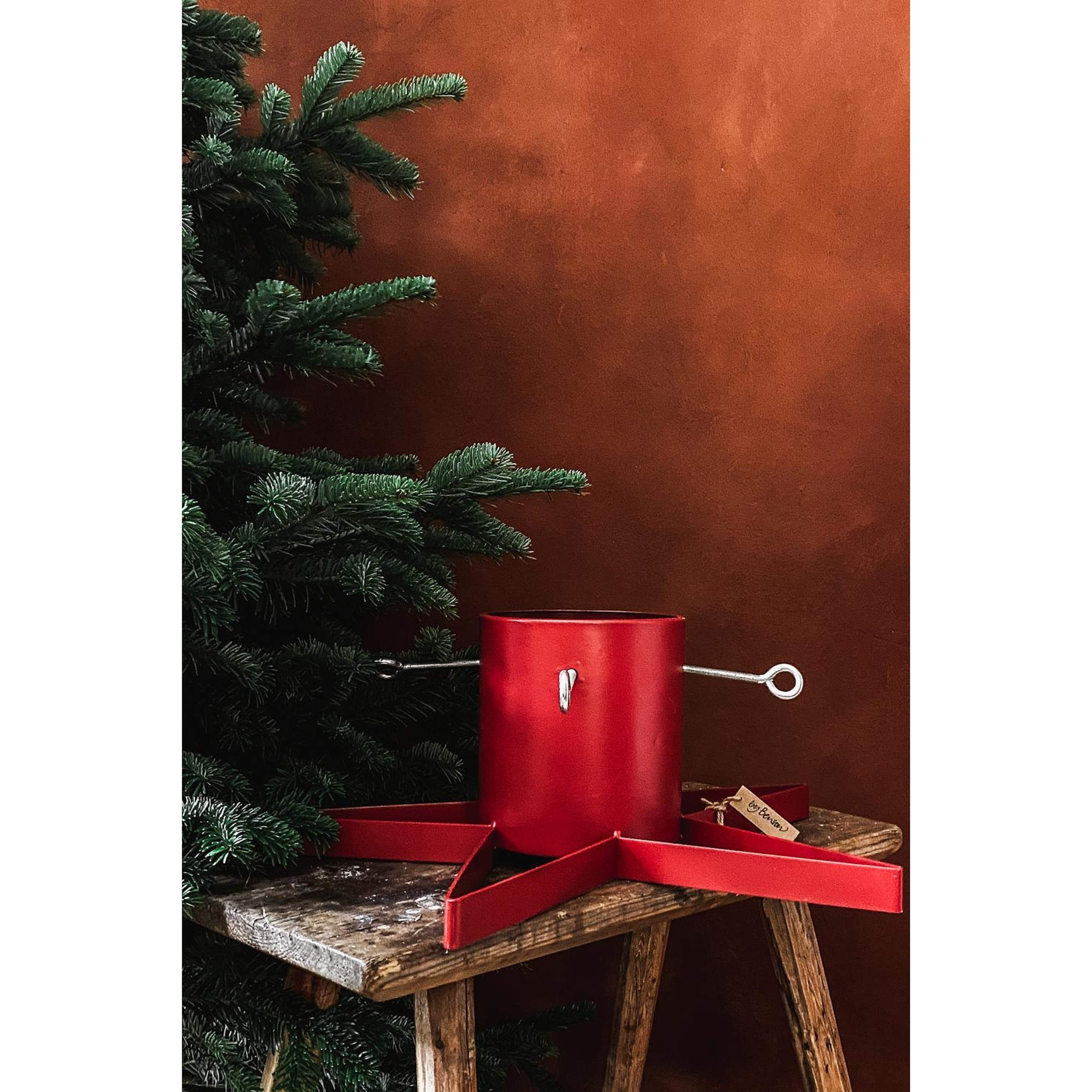 Julgransfot Stand Star, från by Benson, i färgen röd. Klicka för att öppna bilden i stort format