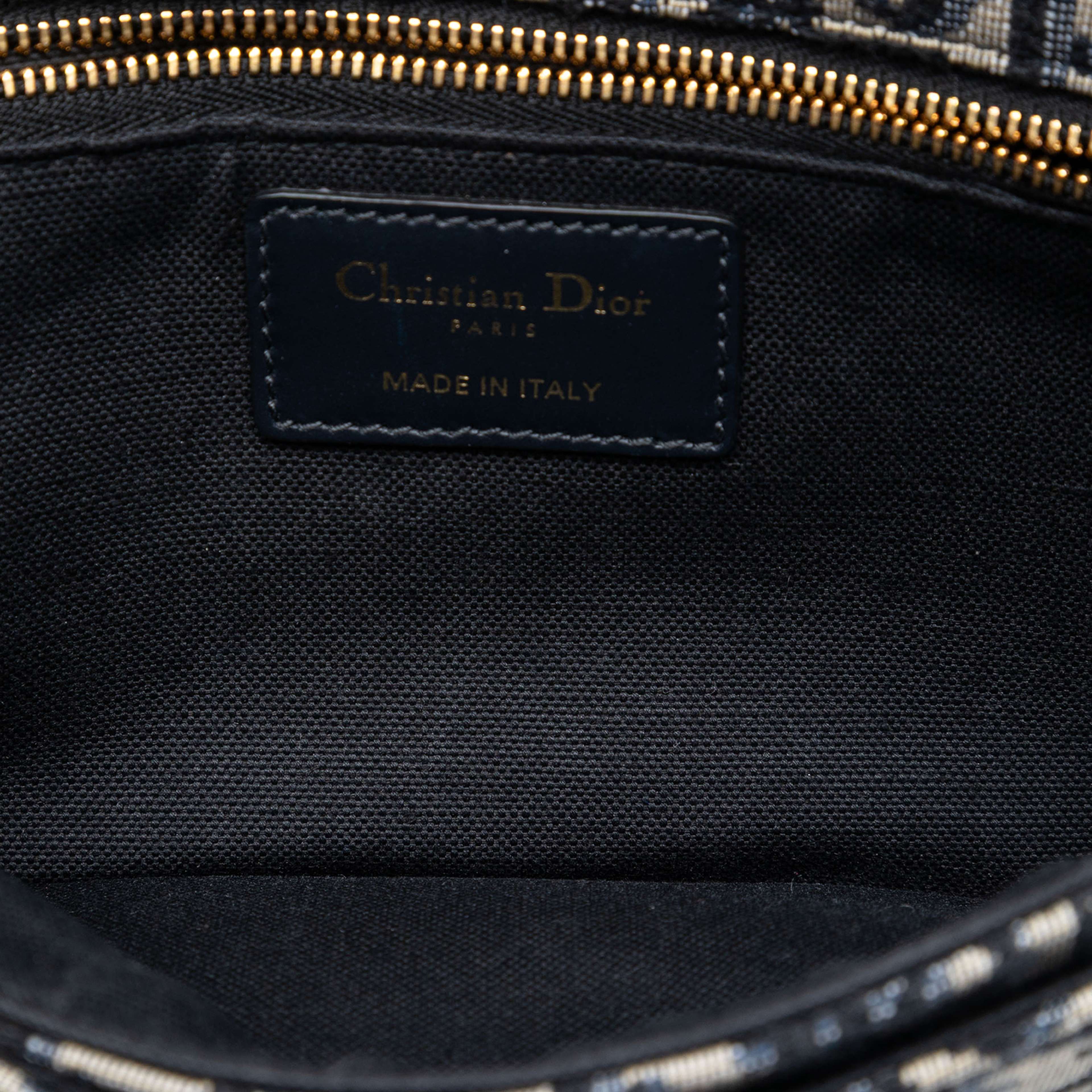 Dior Oblique Canvas 30 Montaigne Clutch With Chain, från Luxclusif, i färgen blå. Klicka för att öppna bilden i stort format
