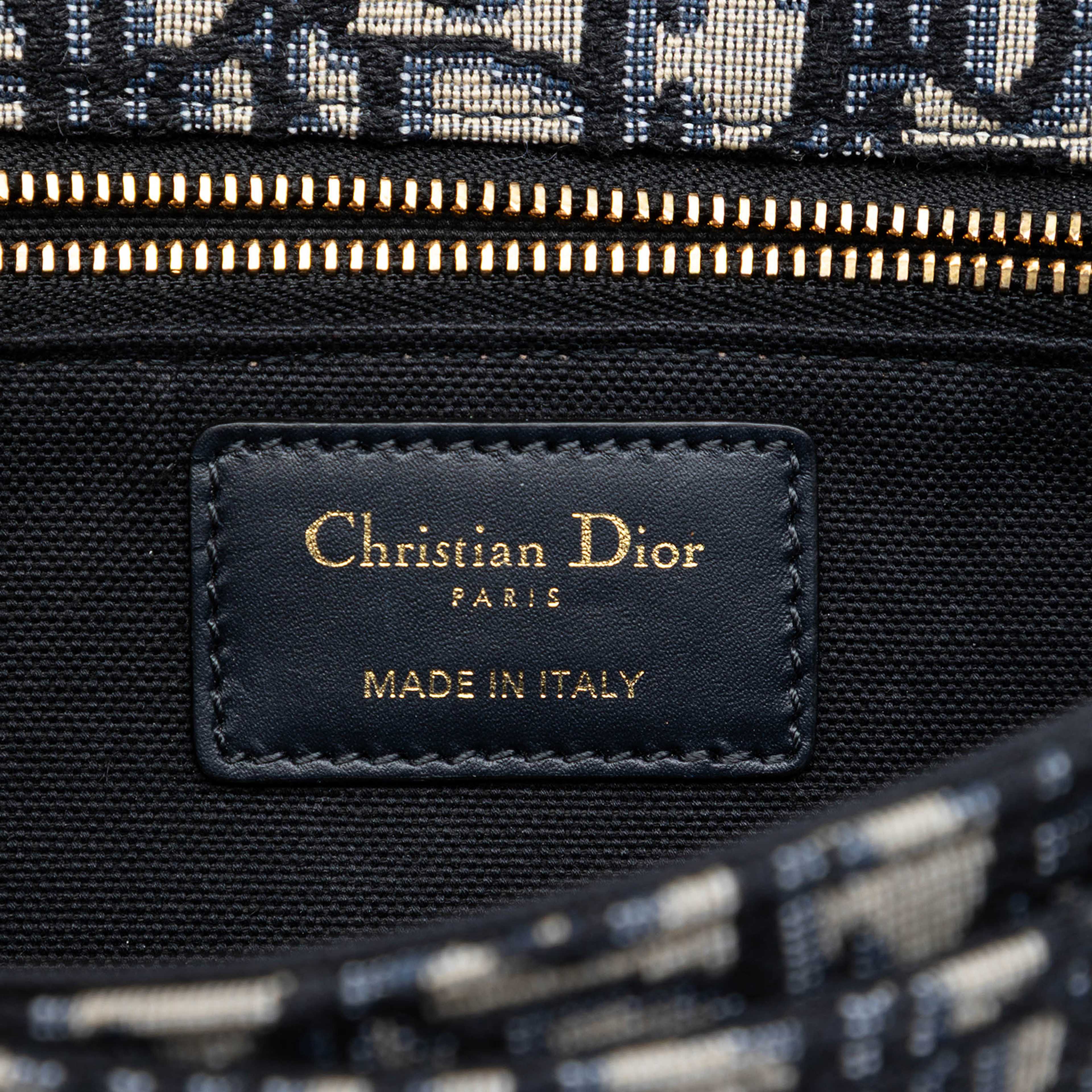 Dior Oblique Canvas 30 Montaigne Clutch With Chain, från Luxclusif, i färgen blå. Klicka för att öppna bilden i stort format