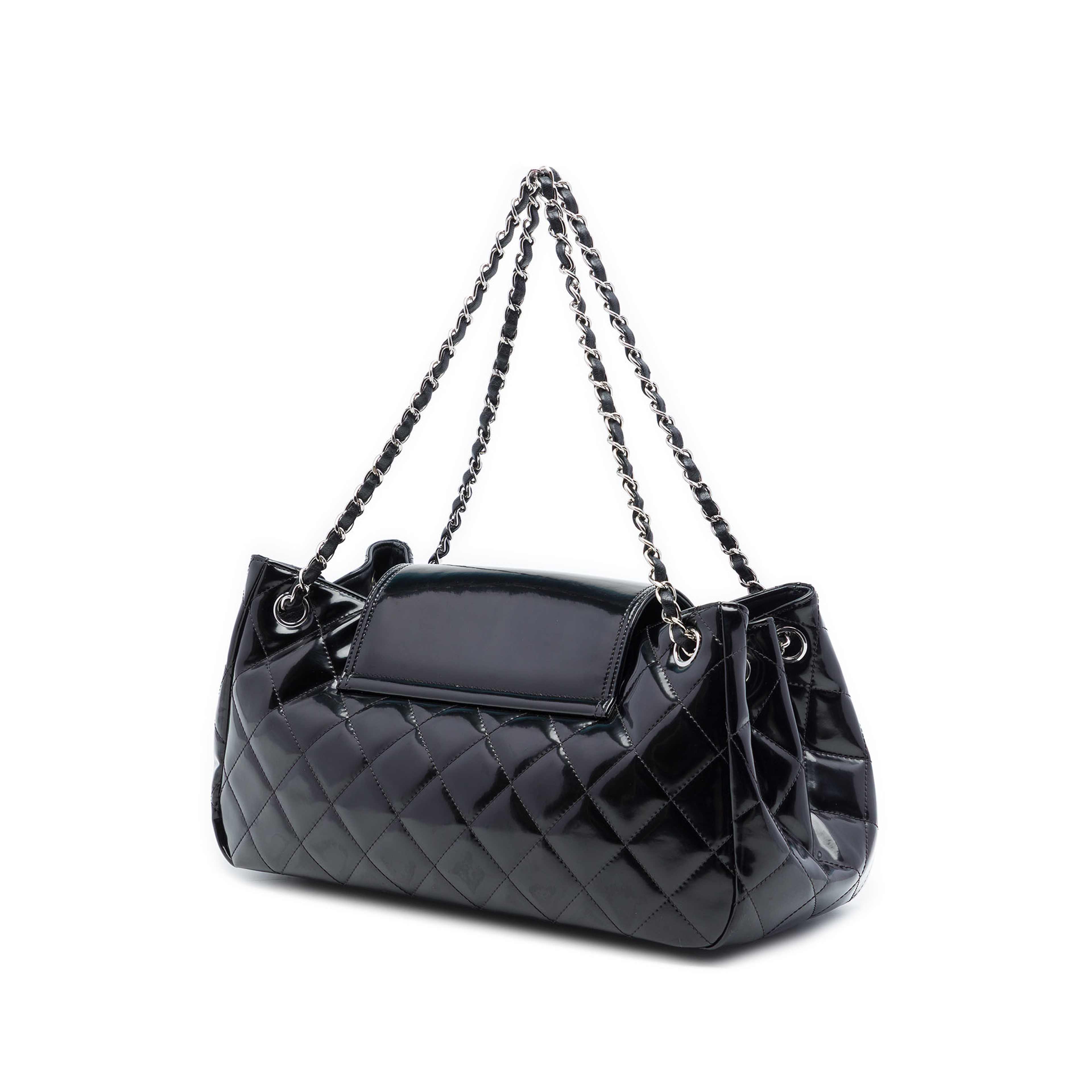 Chanel Quilted Patent Reissue 2.55 Accordion Flap, från Luxclusif, i färgen svart. Klicka för att öppna bilden i stort format
