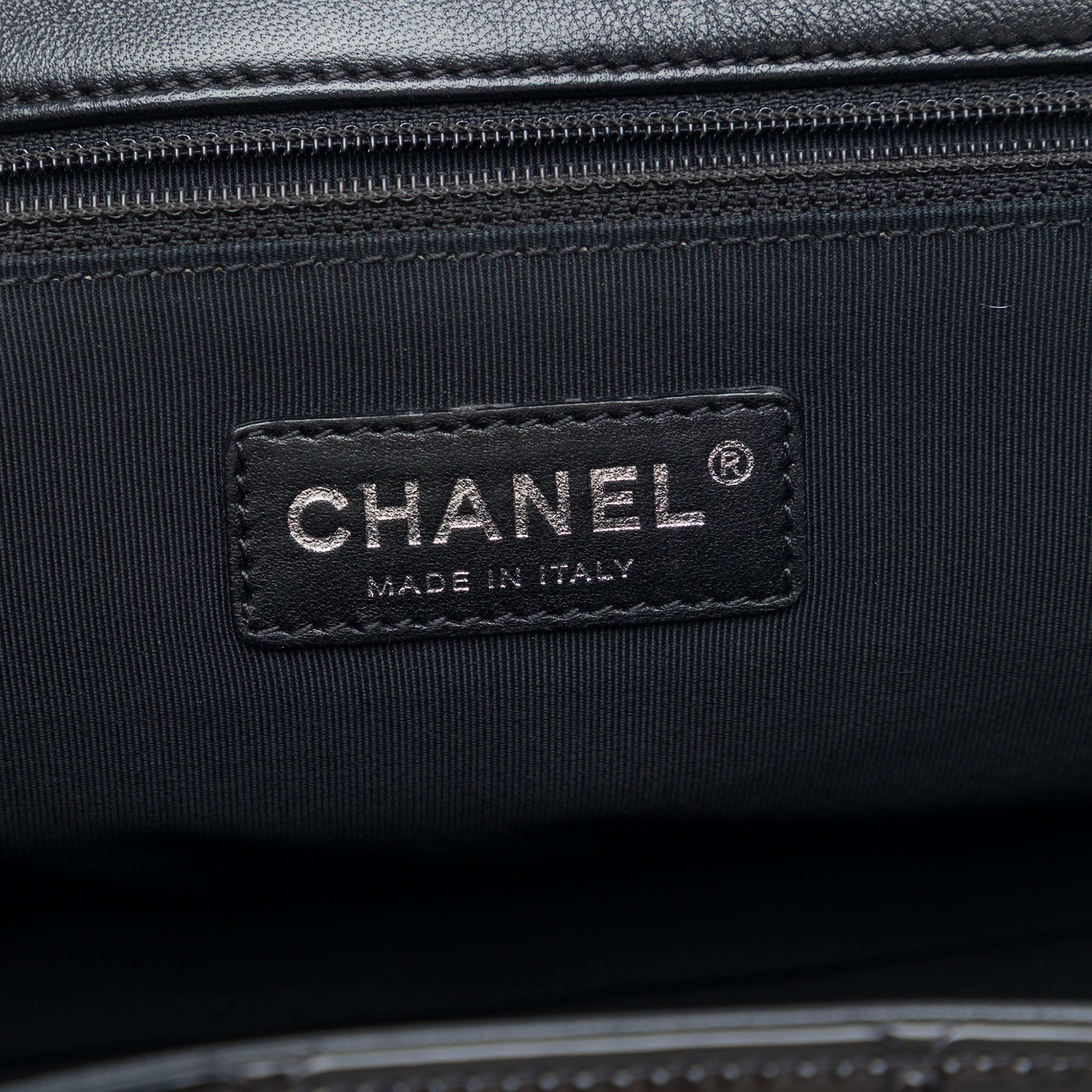 Chanel Quilted Patent Reissue 2.55 Accordion Flap, från Luxclusif, i färgen svart. Klicka för att öppna bilden i stort format