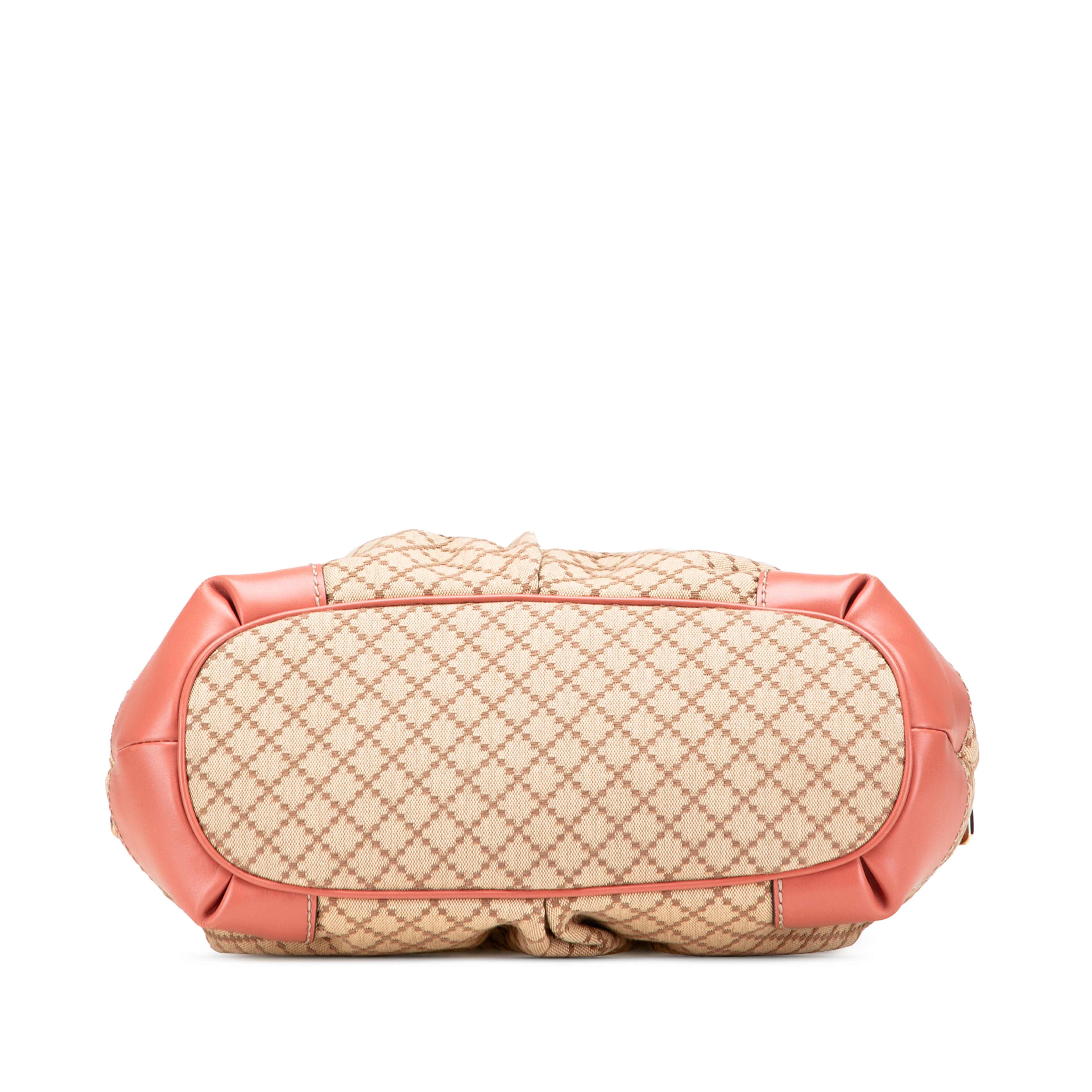 Gucci Diamante Canvas Sukey Satchel, från Luxclusif, i färgen beige. Klicka för att öppna bilden i stort format