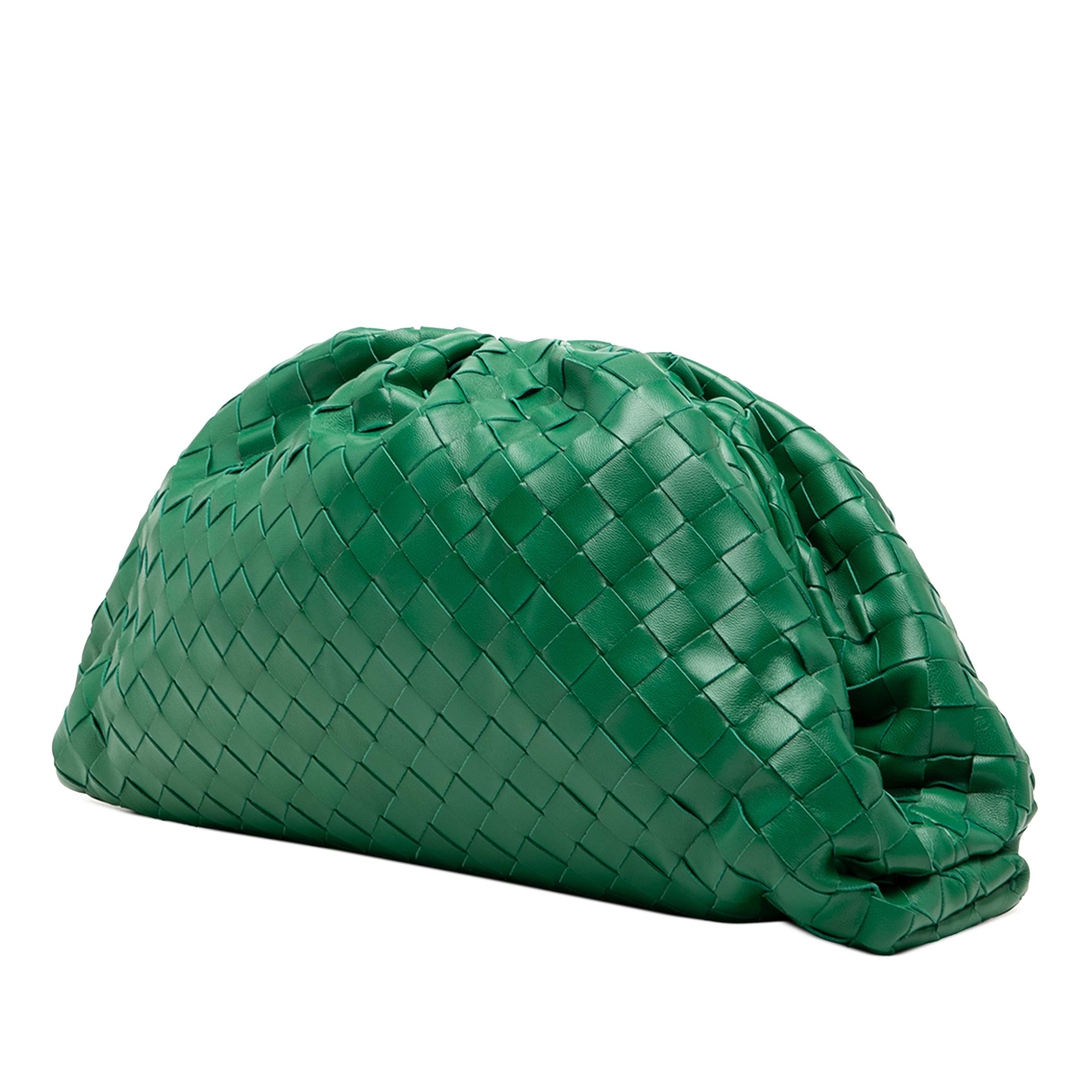 Bottega Veneta Nappa Intrecciato The Pouch, från Luxclusif, i färgen green. Klicka för att öppna bilden i stort format