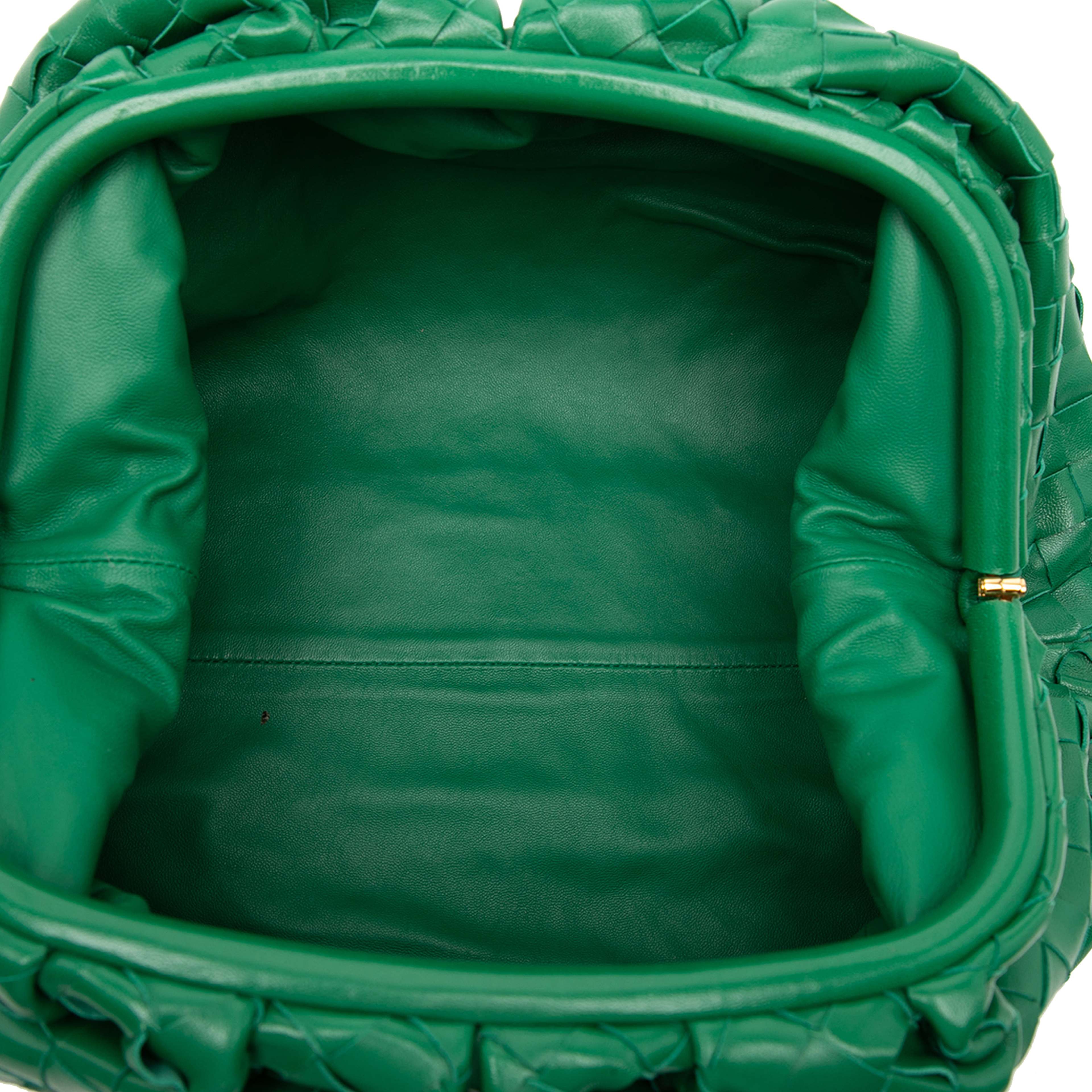 Bottega Veneta Nappa Intrecciato The Pouch, från Luxclusif, i färgen green. Klicka för att öppna bilden i stort format