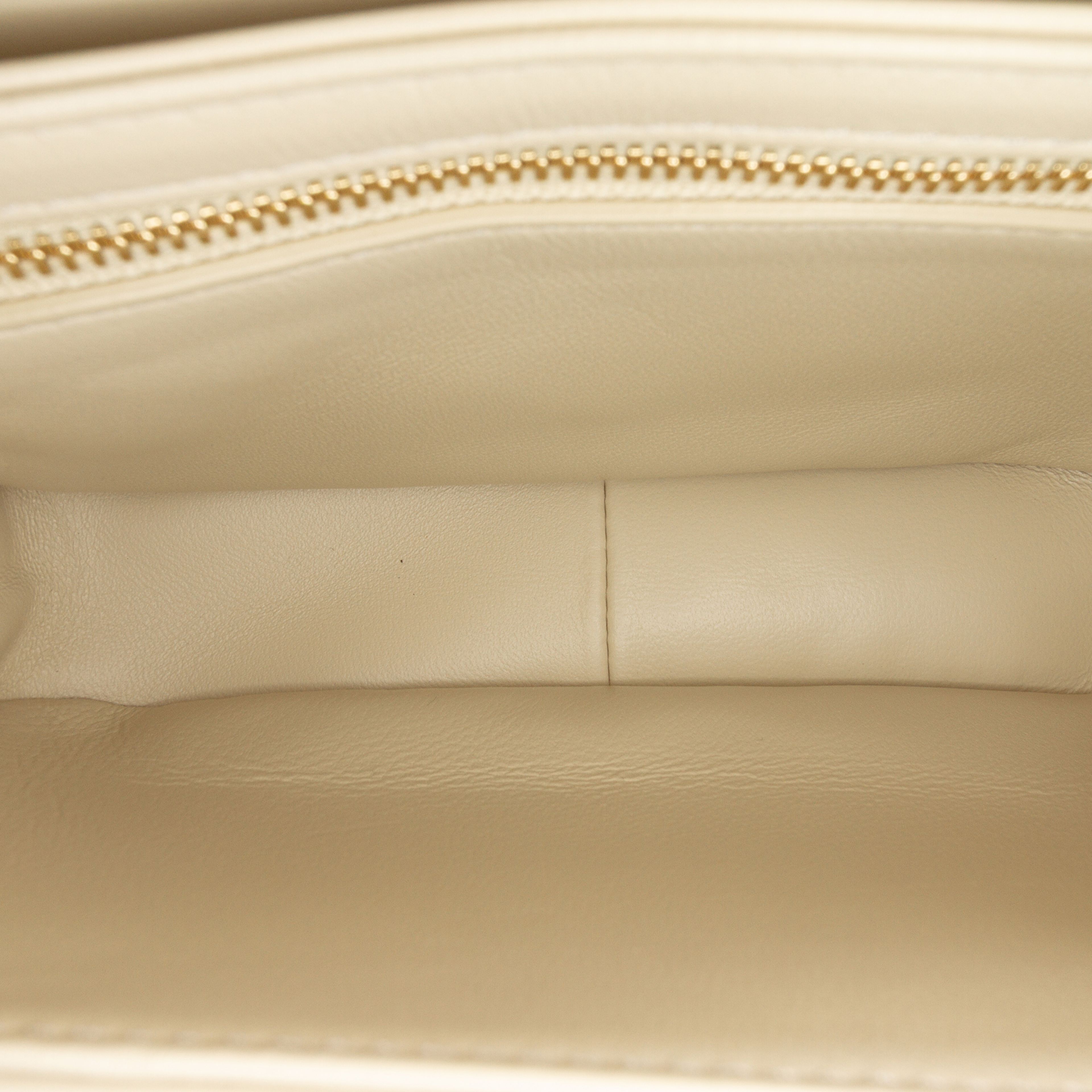 Celine Teen Shiny Calfskin Triomphe Crossbody, från Luxclusif, i färgen light beige. Klicka för att öppna bilden i stort format