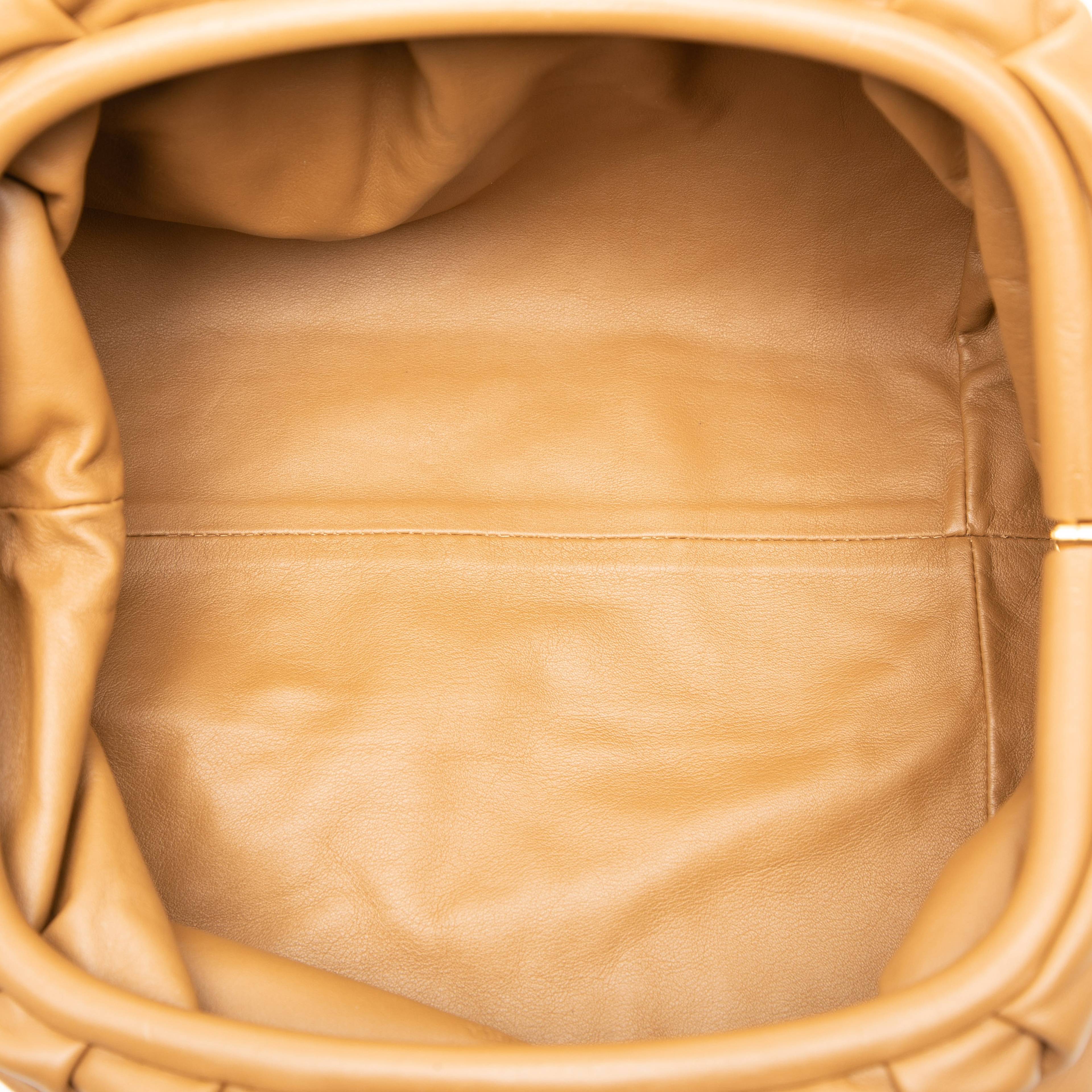 Bottega Veneta Lambskin The Pouch, från Luxclusif, i färgen camel. Klicka för att öppna bilden i stort format