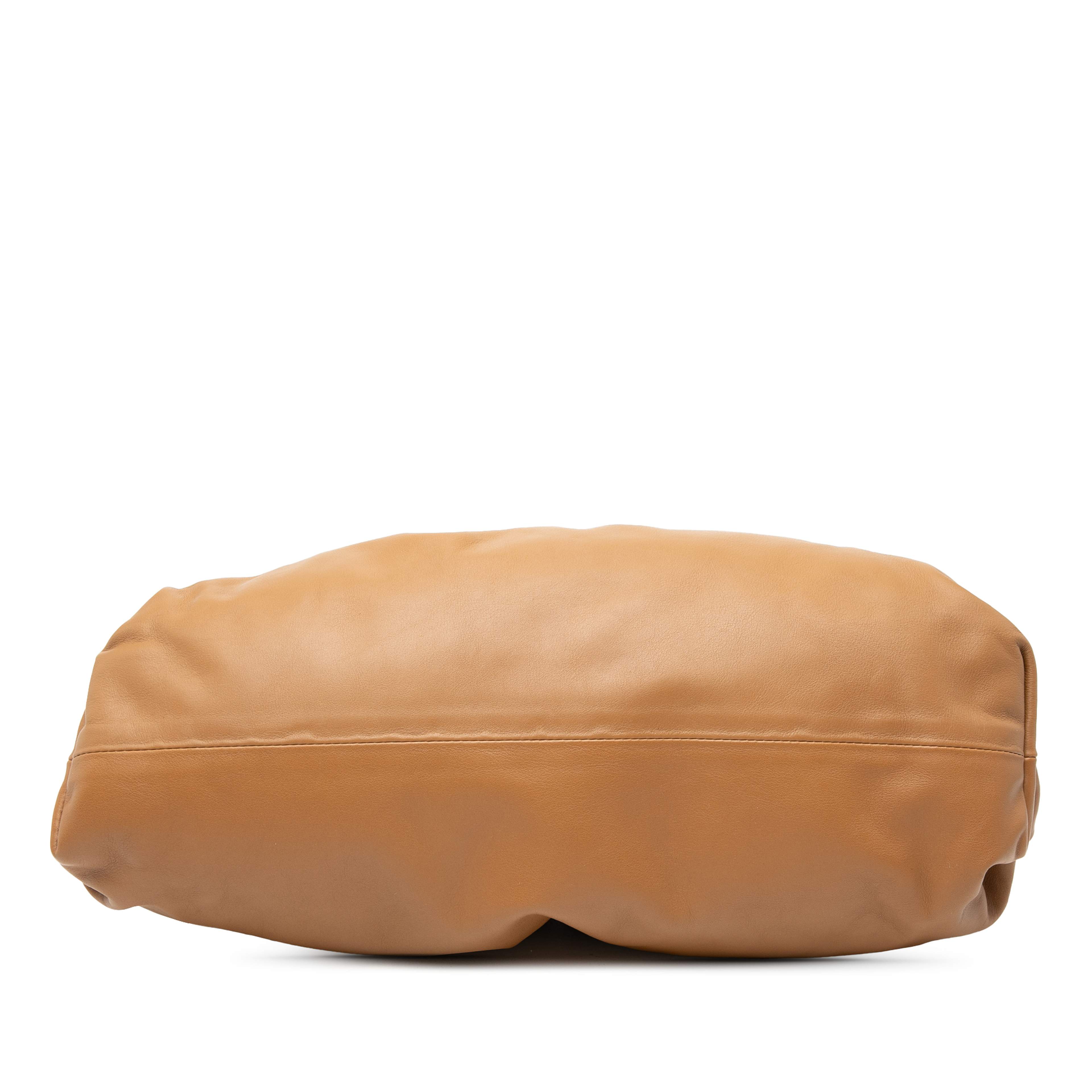 Bottega Veneta Lambskin The Pouch, från Luxclusif, i färgen camel. Klicka för att öppna bilden i stort format